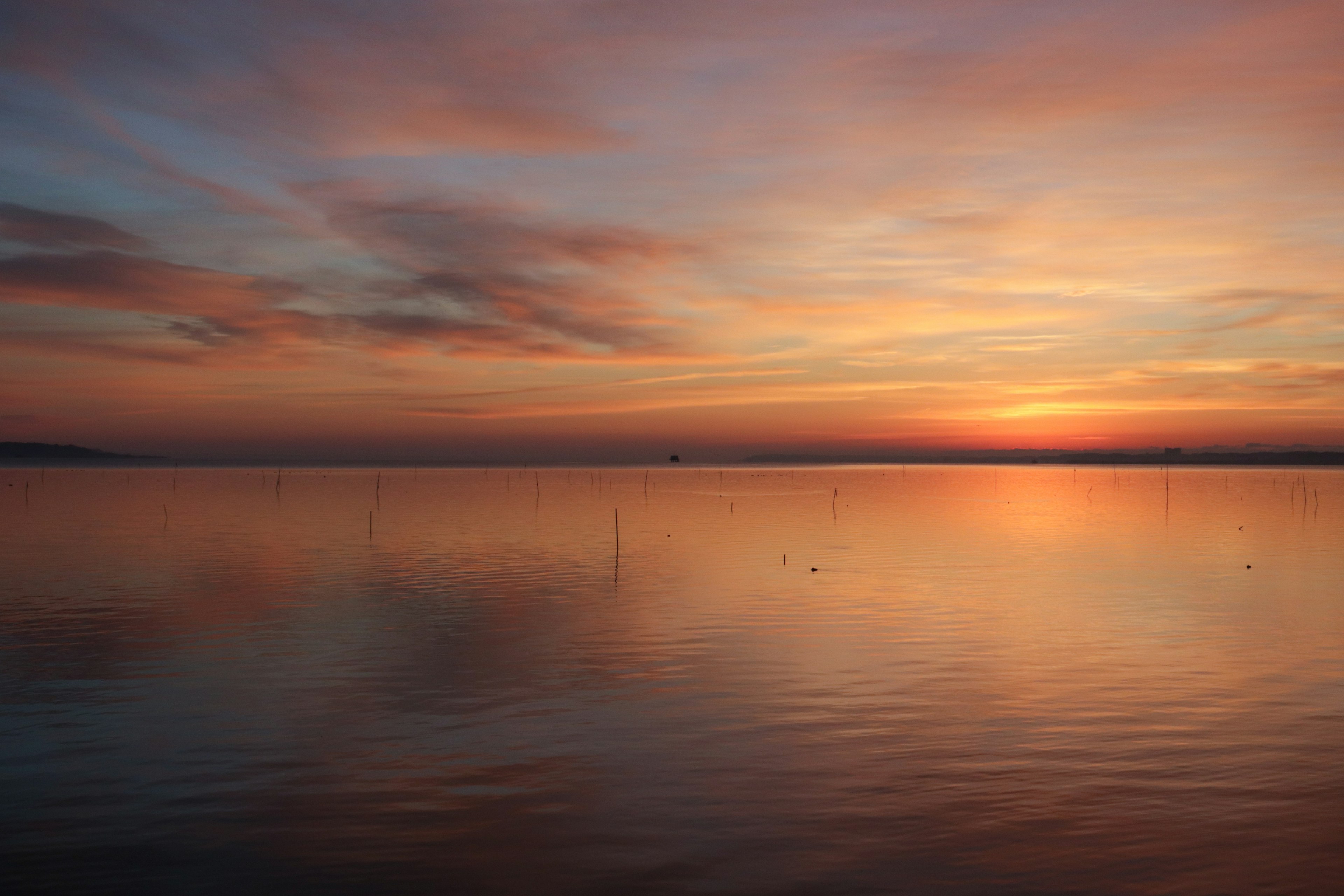 Bellissimo tramonto che si riflette su una superficie d'acqua calma