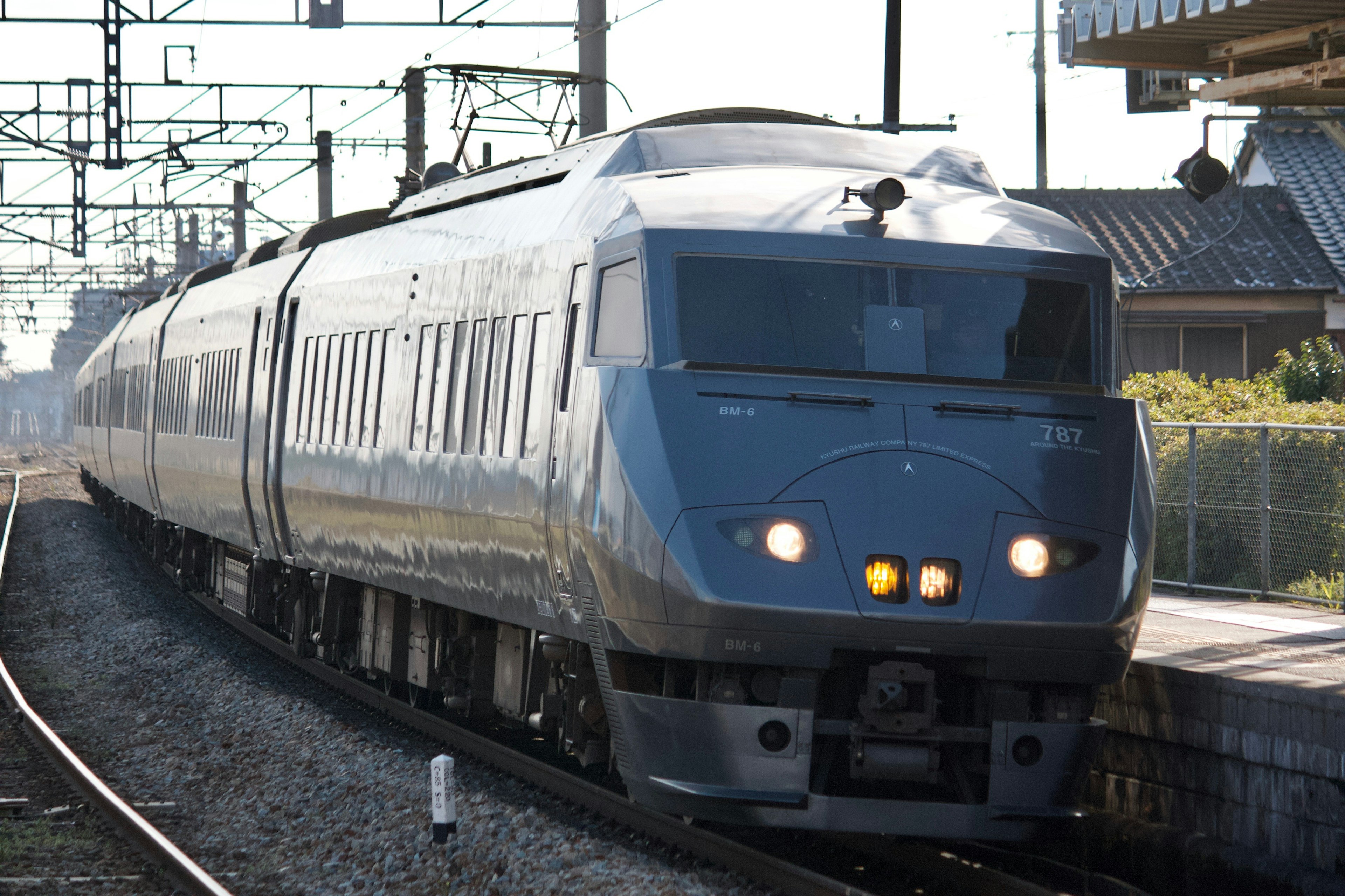 閃亮的銀色特快列車到達車站