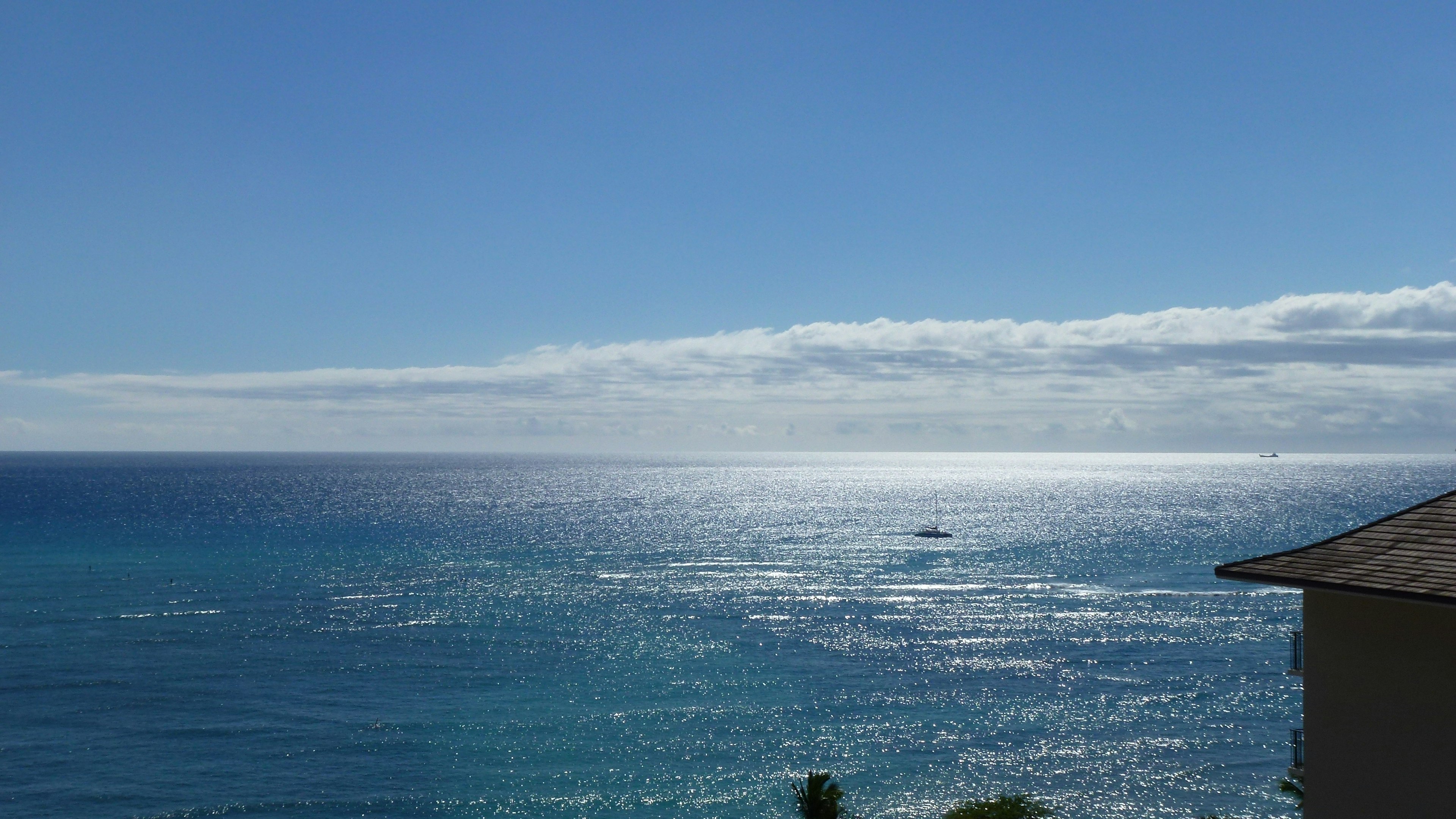 Vaste océan bleu avec des vagues scintillantes sous un ciel dégagé