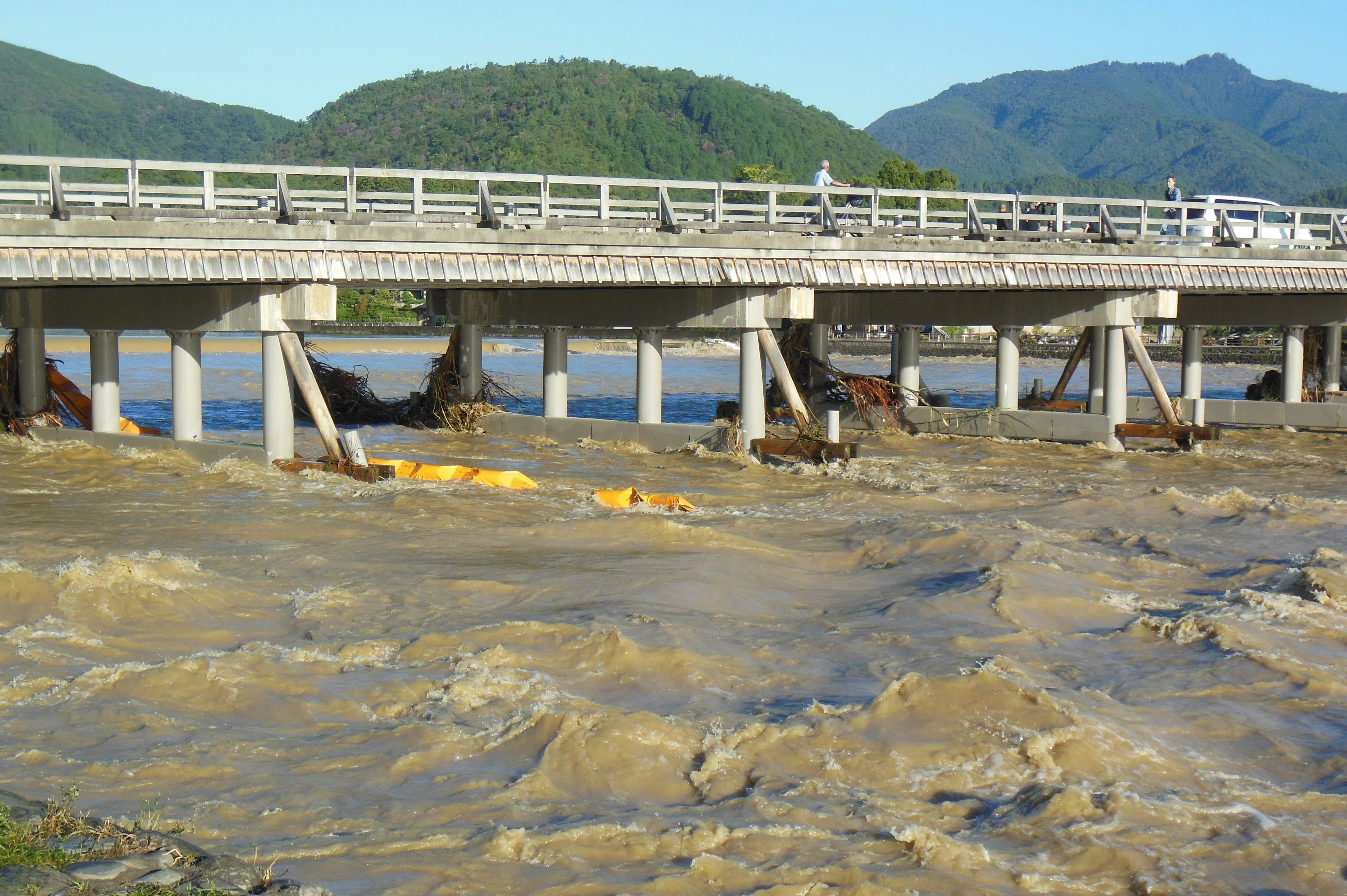 橋樑橫跨急流的河流和周圍的山脈