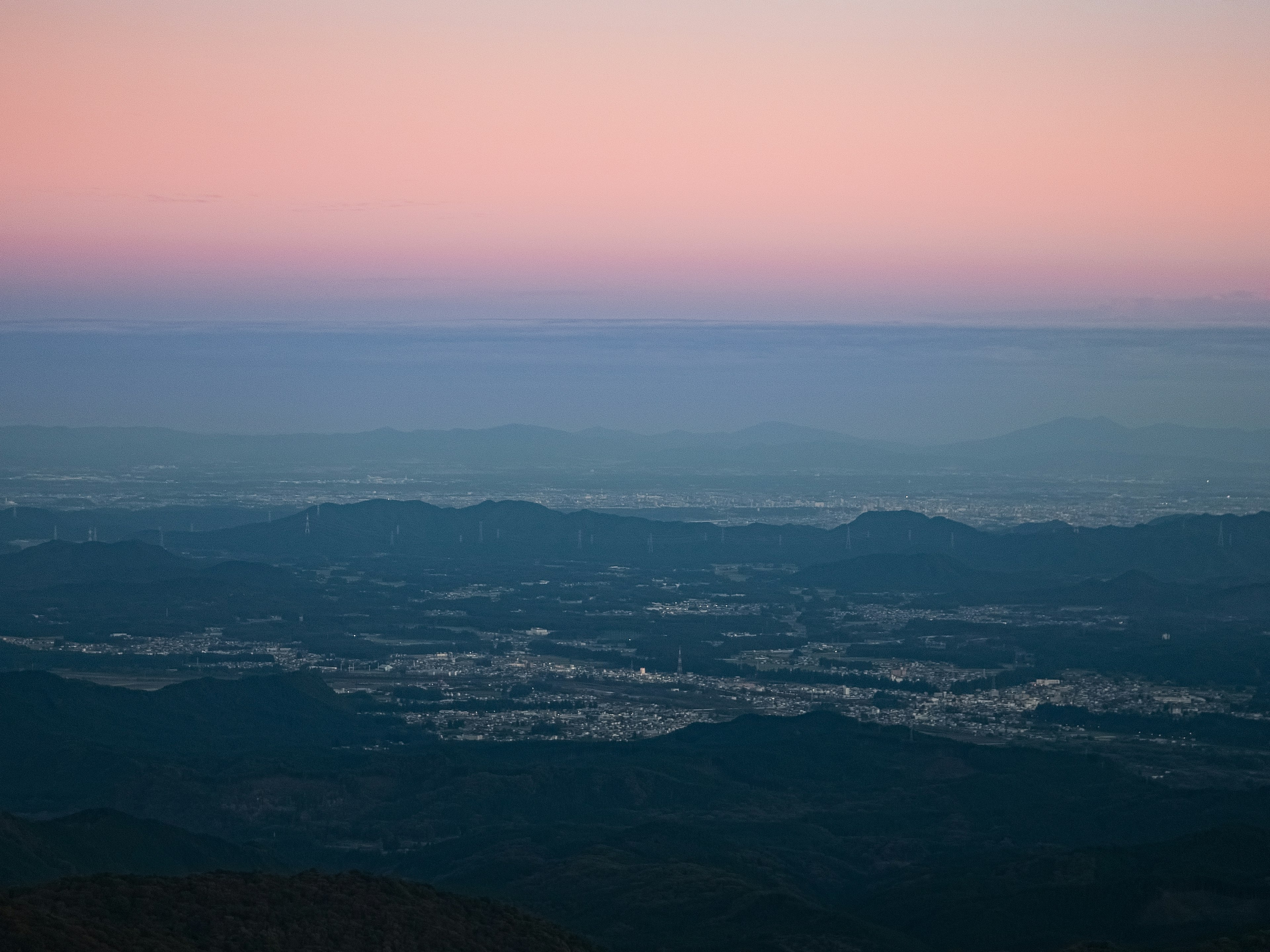 Vue du crépuscule depuis le sommet d'une montagne avec des couleurs dégradées