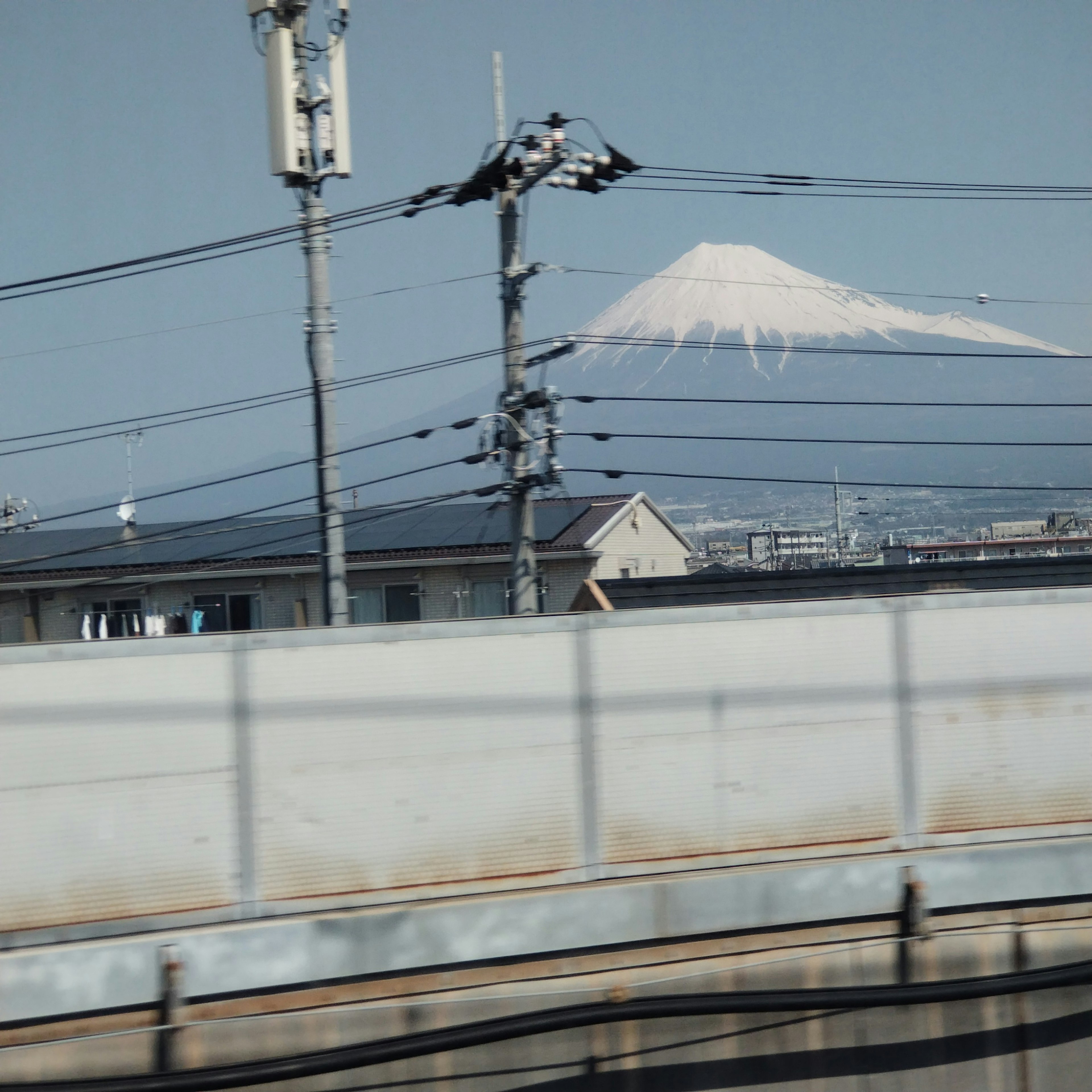 Stadtlandschaft mit dem Mount Fuji im Hintergrund