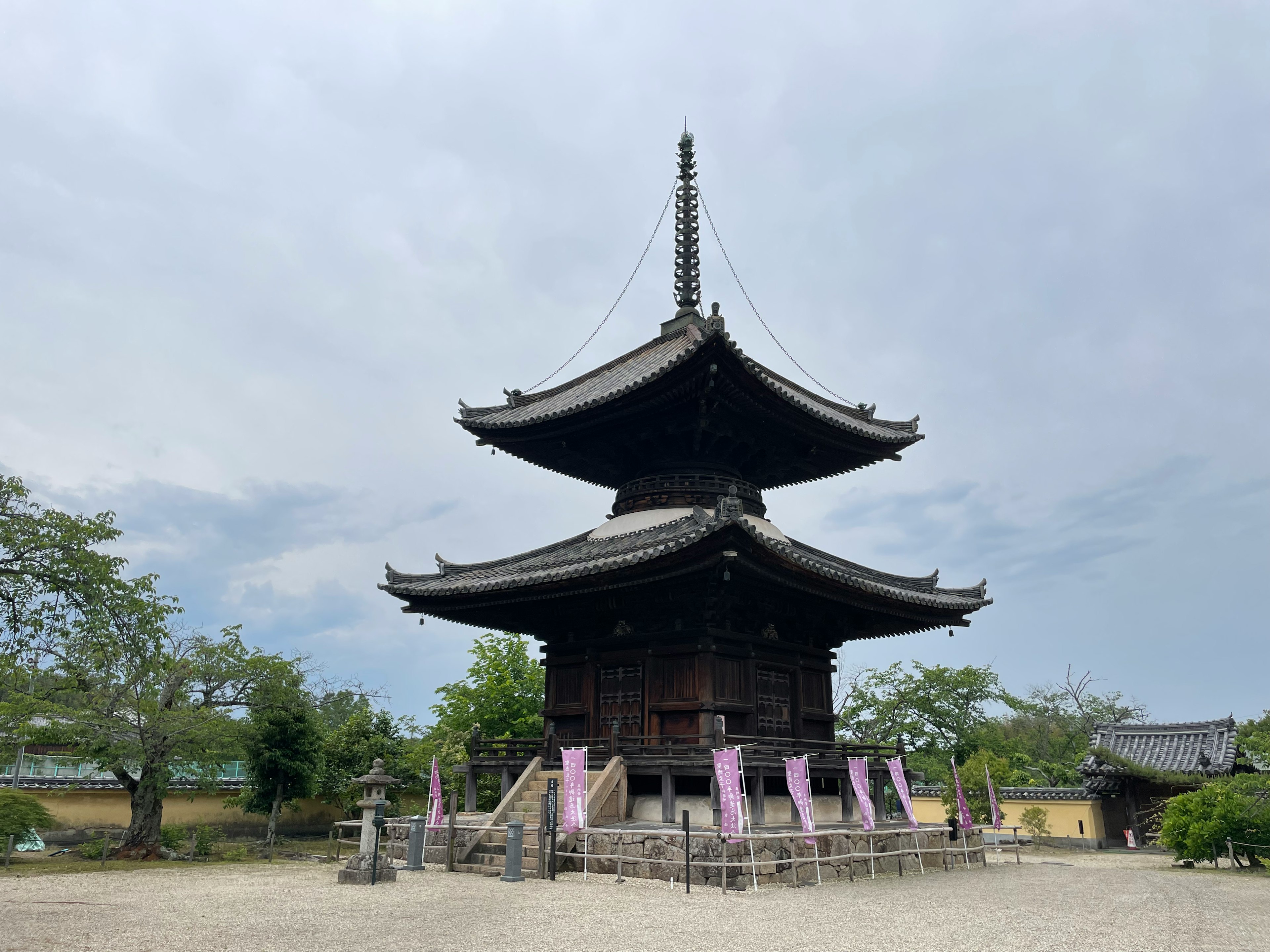 Belle pagode de temple japonais, structure en bois, se détache contre un ciel gris