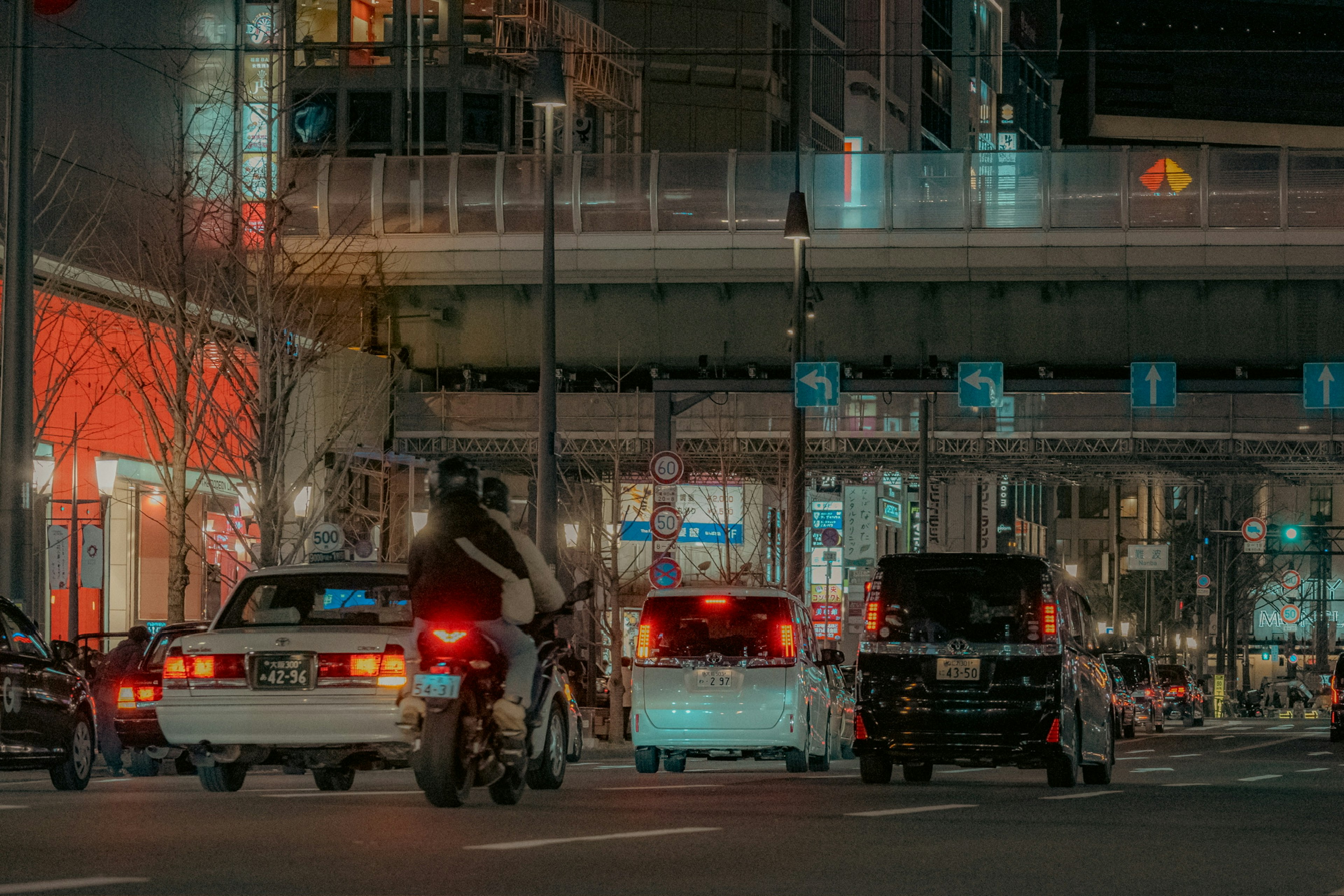 Paysage urbain nocturne avec des véhicules en mouvement lumières vives des bâtiments