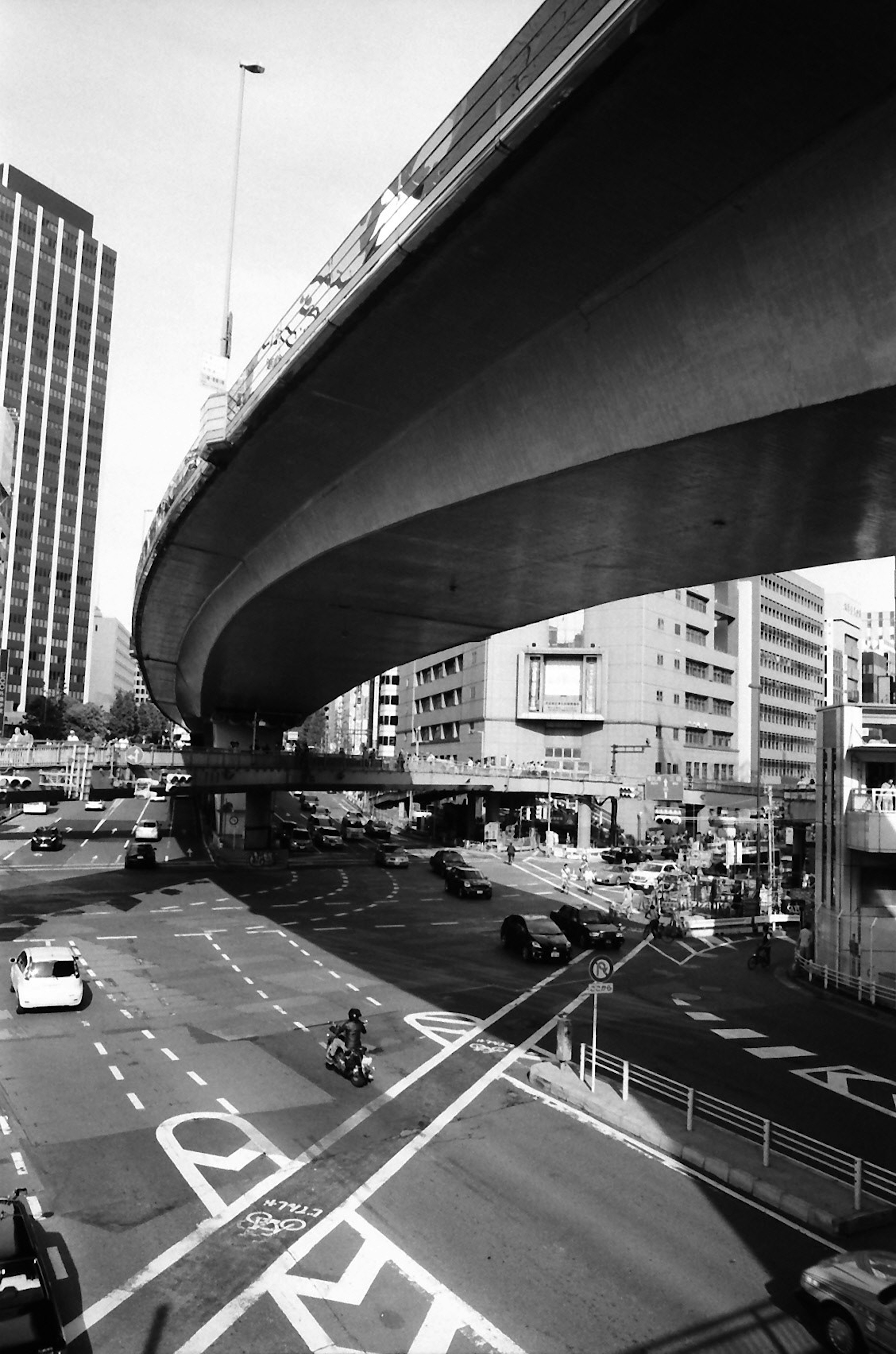 Schwarzweißfoto einer städtischen Hochstraße und Kreuzung