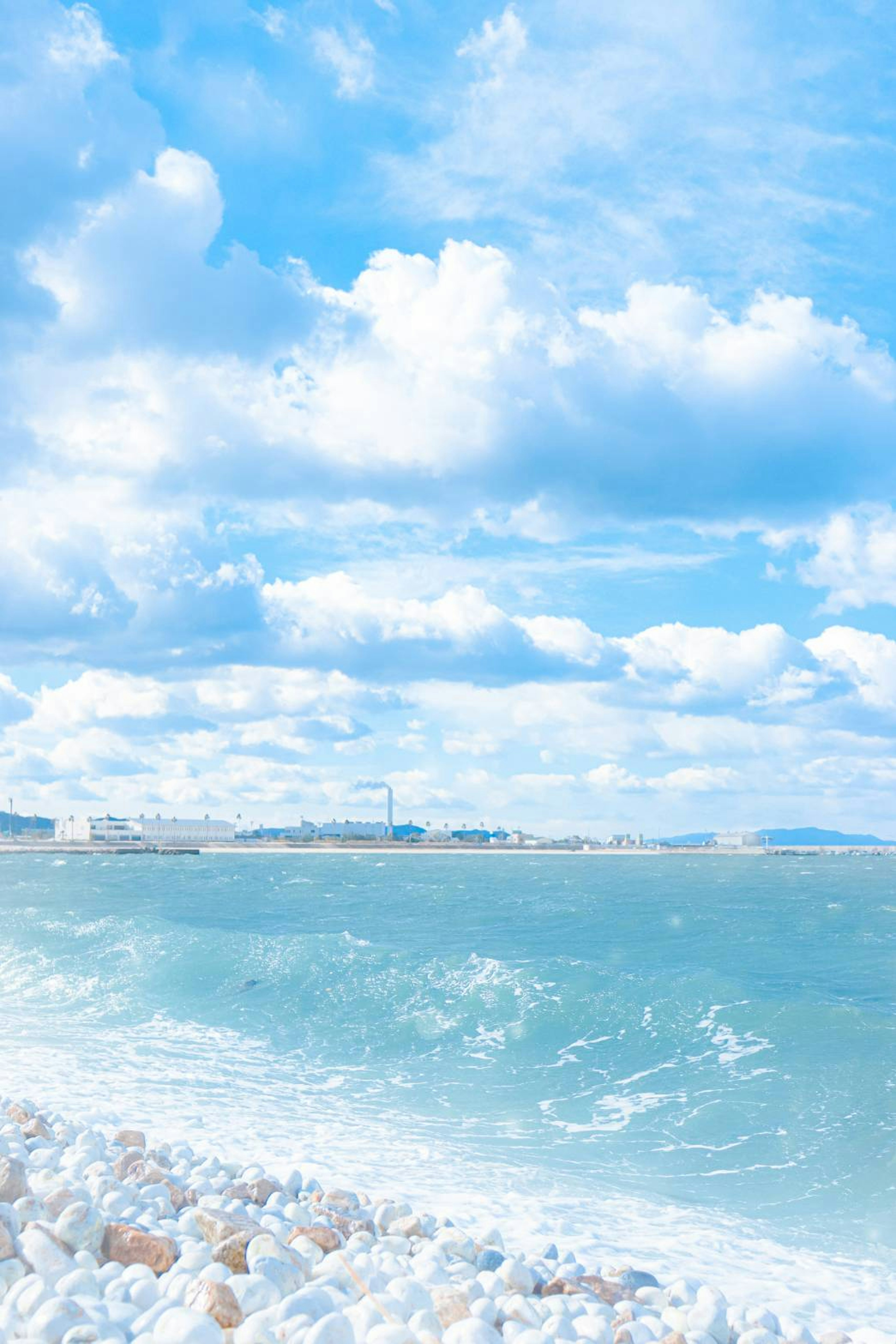 青い海と白い雲が広がる風景