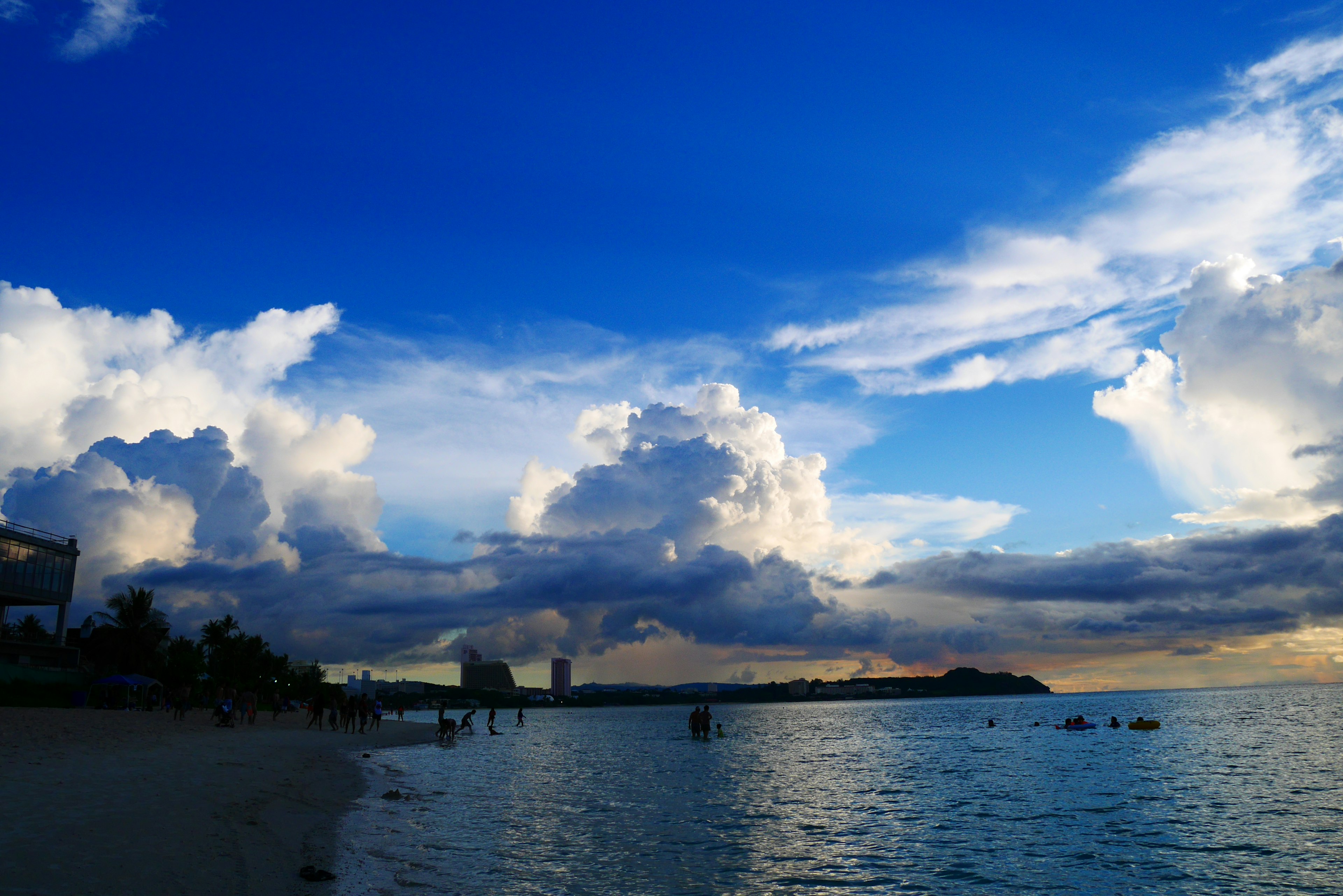 ทิวทัศน์ชายหาดที่มีท้องฟ้าสีฟ้าและเมฆขาว