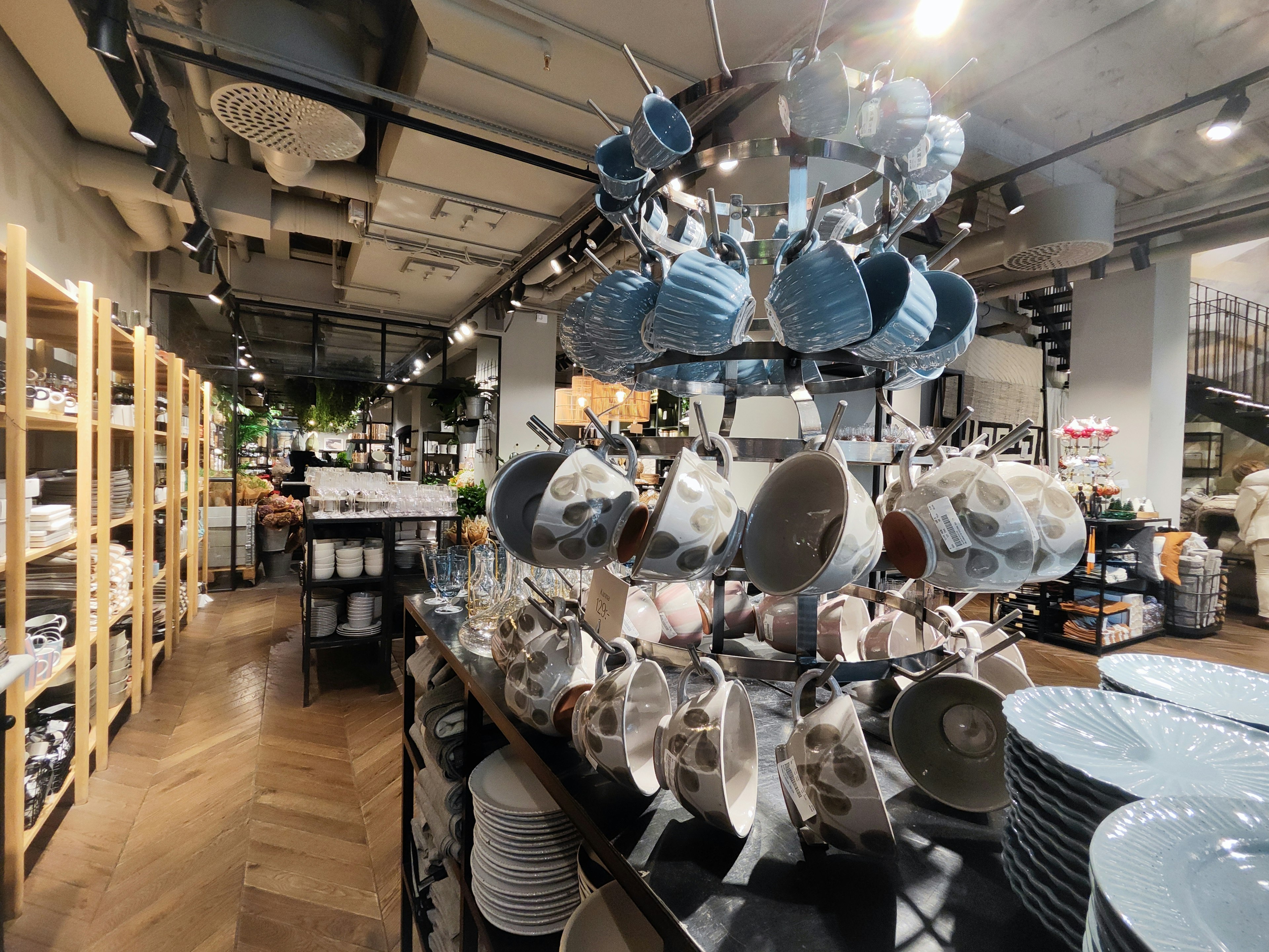 Interior de una tienda de artículos para el hogar con vajilla colorida y tazas