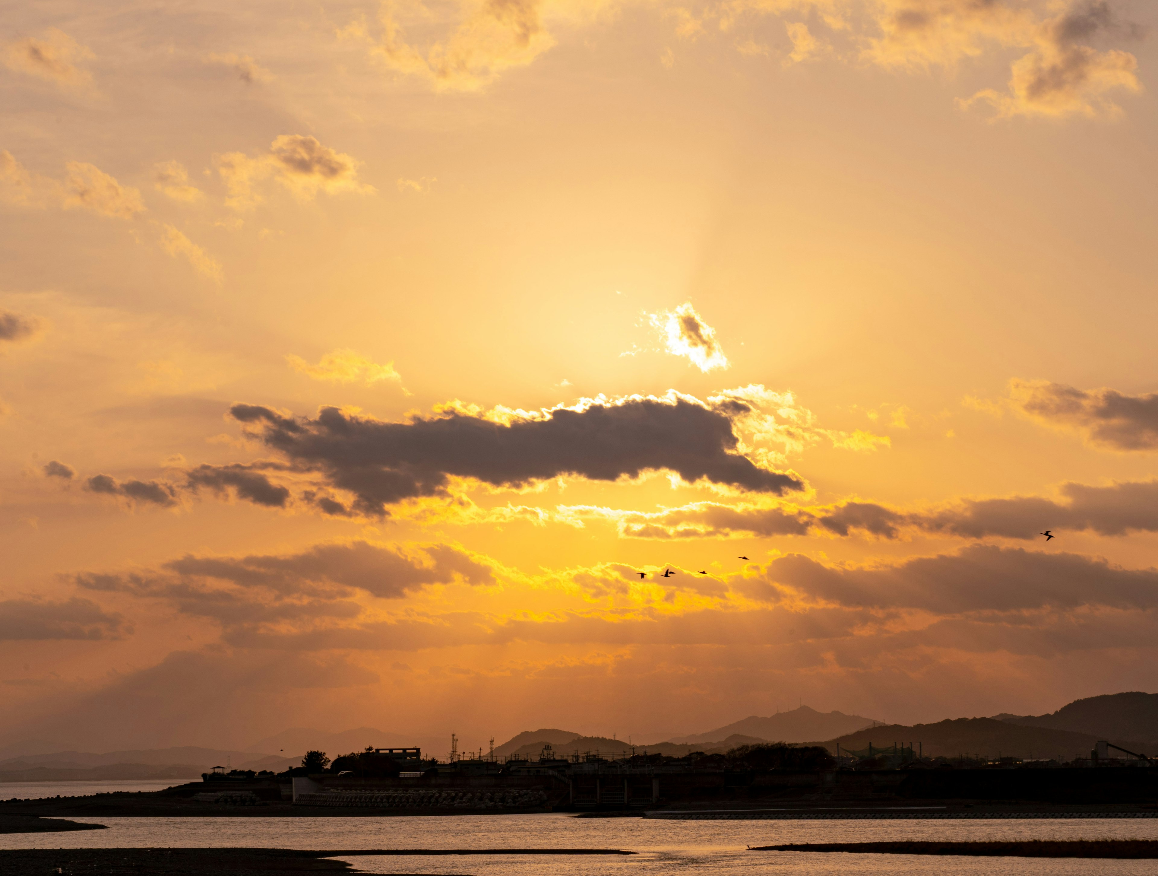 夕日が雲の間から差し込む美しい風景