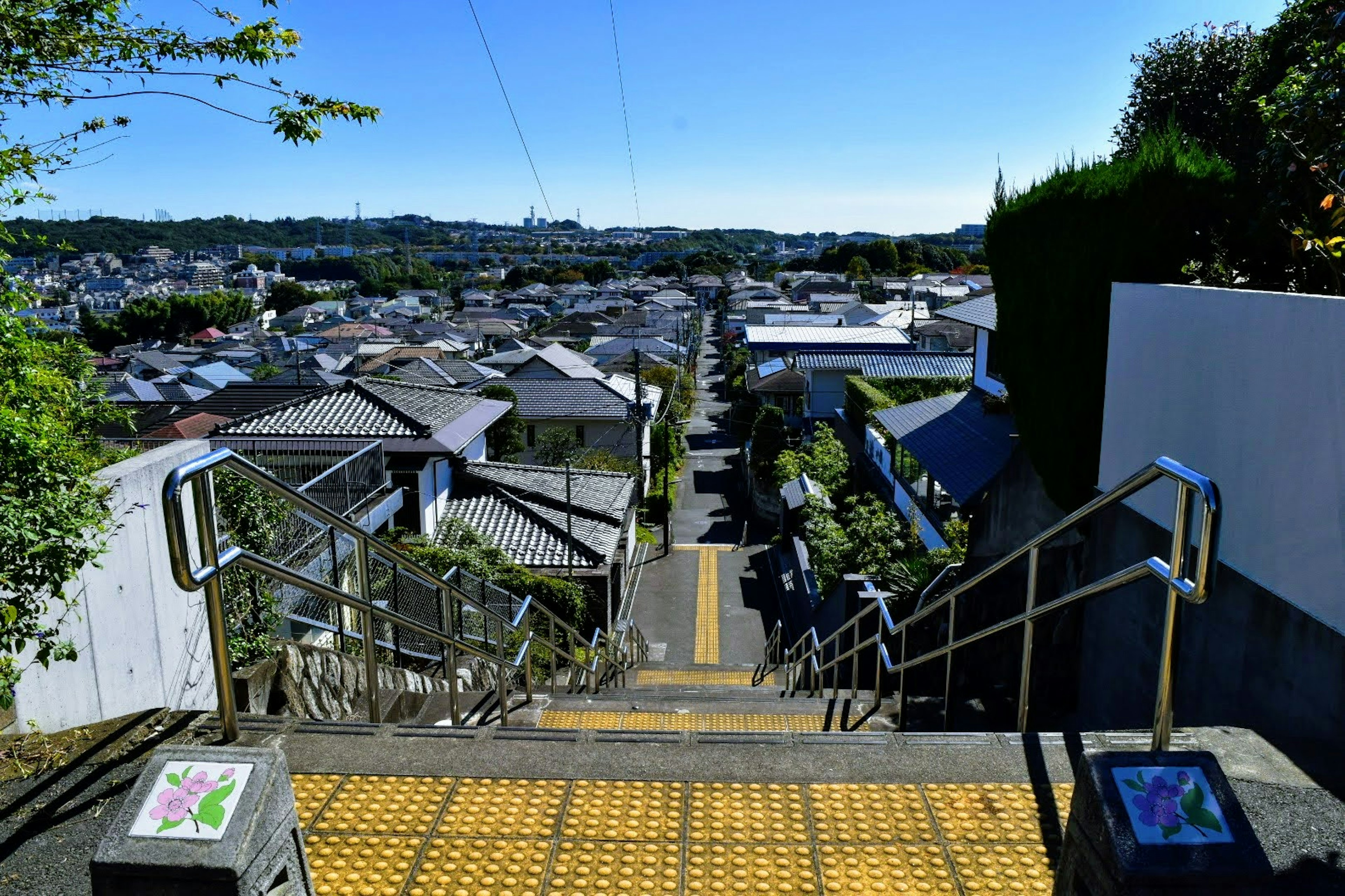 Vista de un área residencial desde una escalera con cielo azul