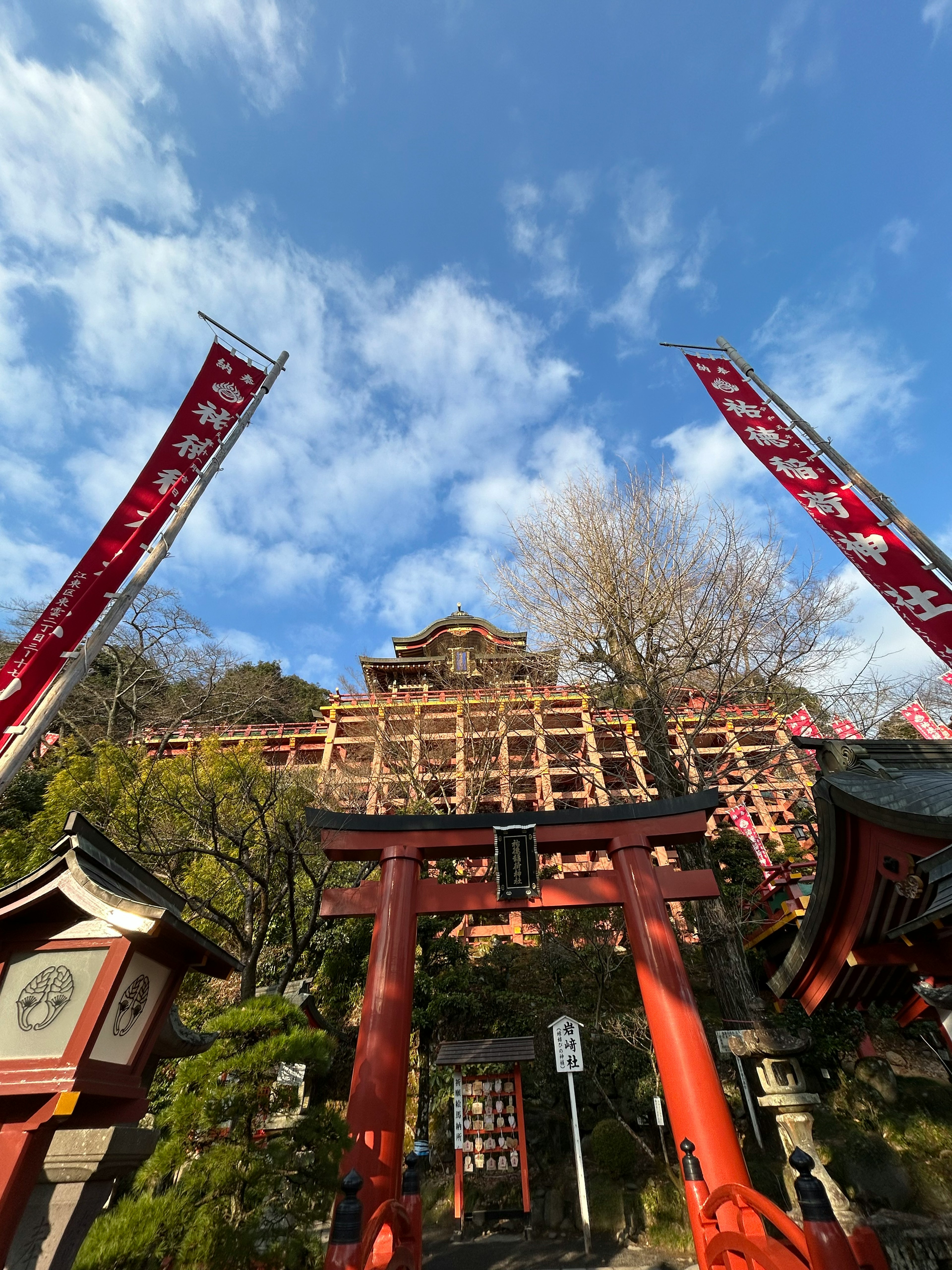 赤い鳥居と高い建物を背景にした風景