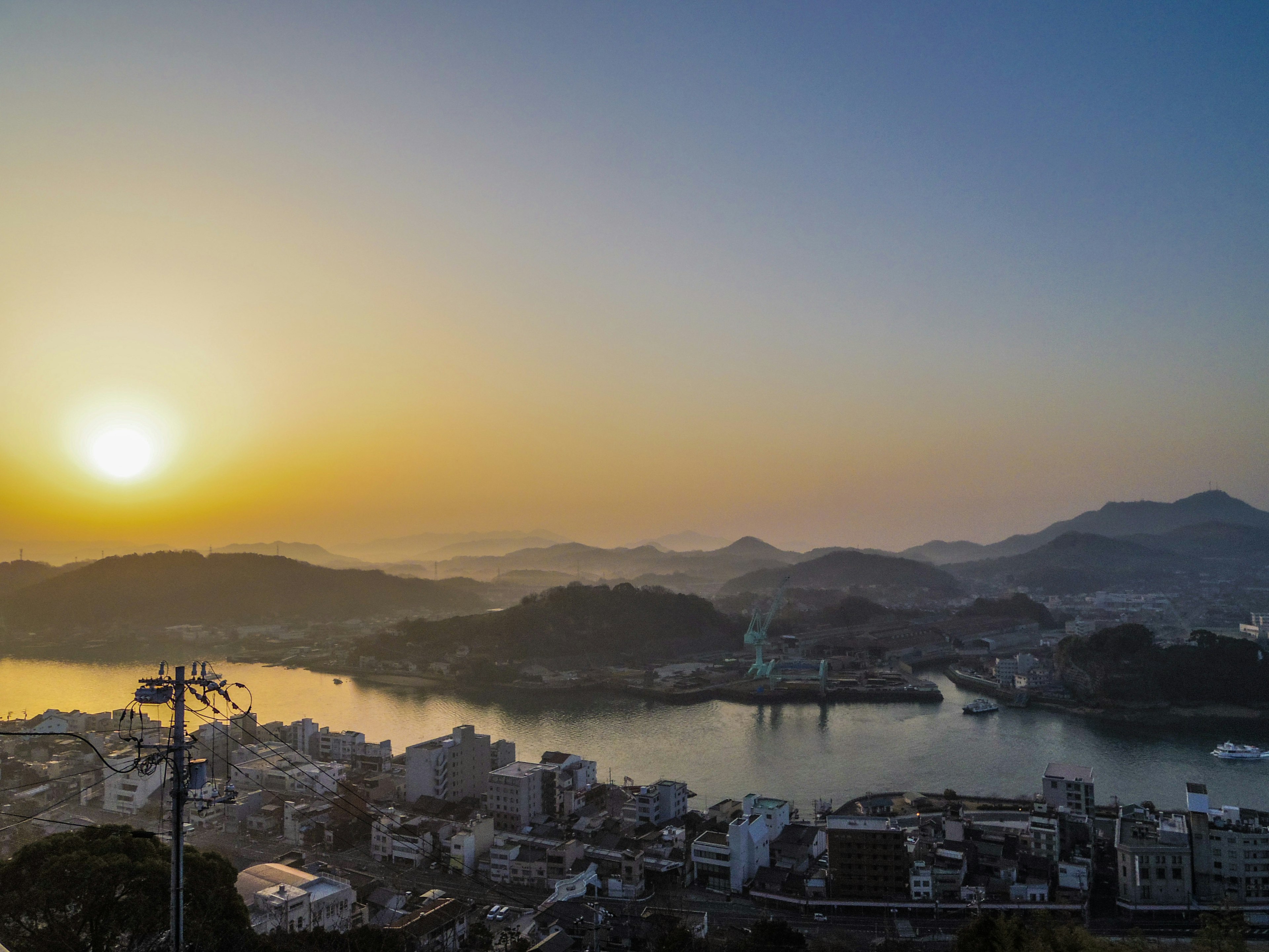 Paisaje impresionante con atardecer y río