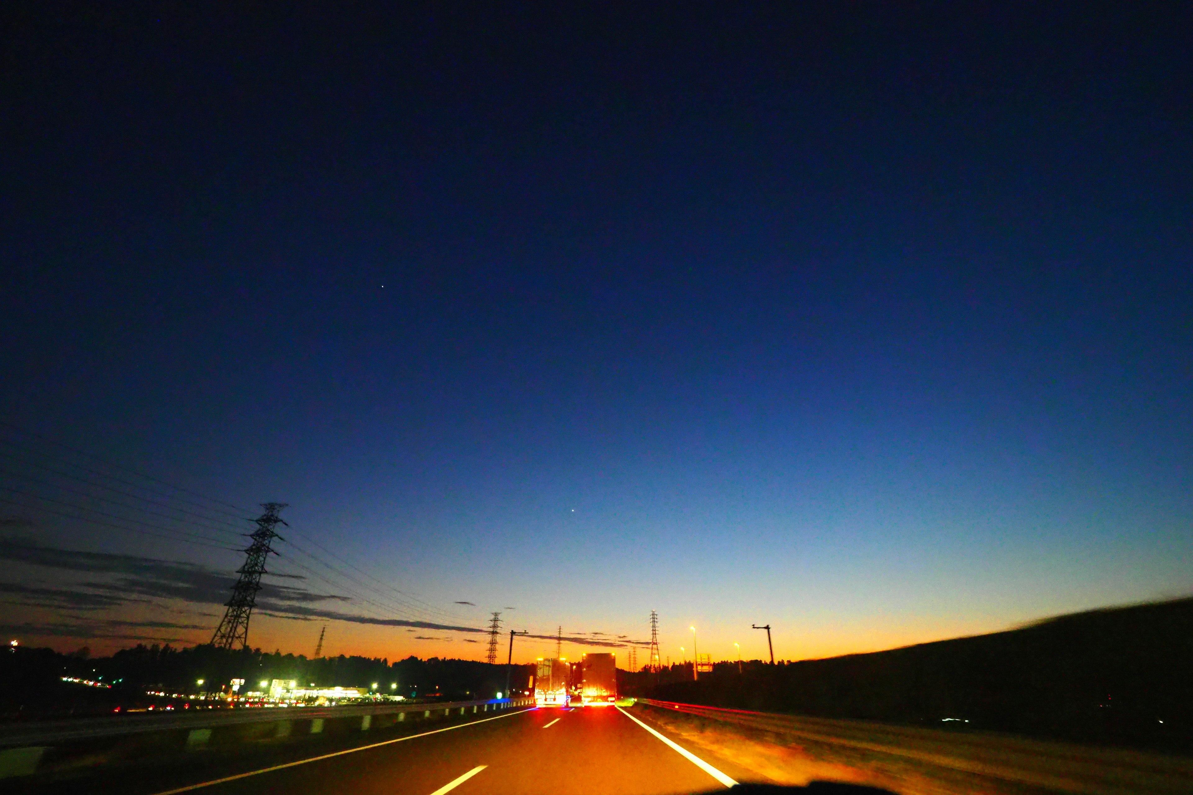 美丽的高速公路场景，夜空中蓝色和橙色的渐变