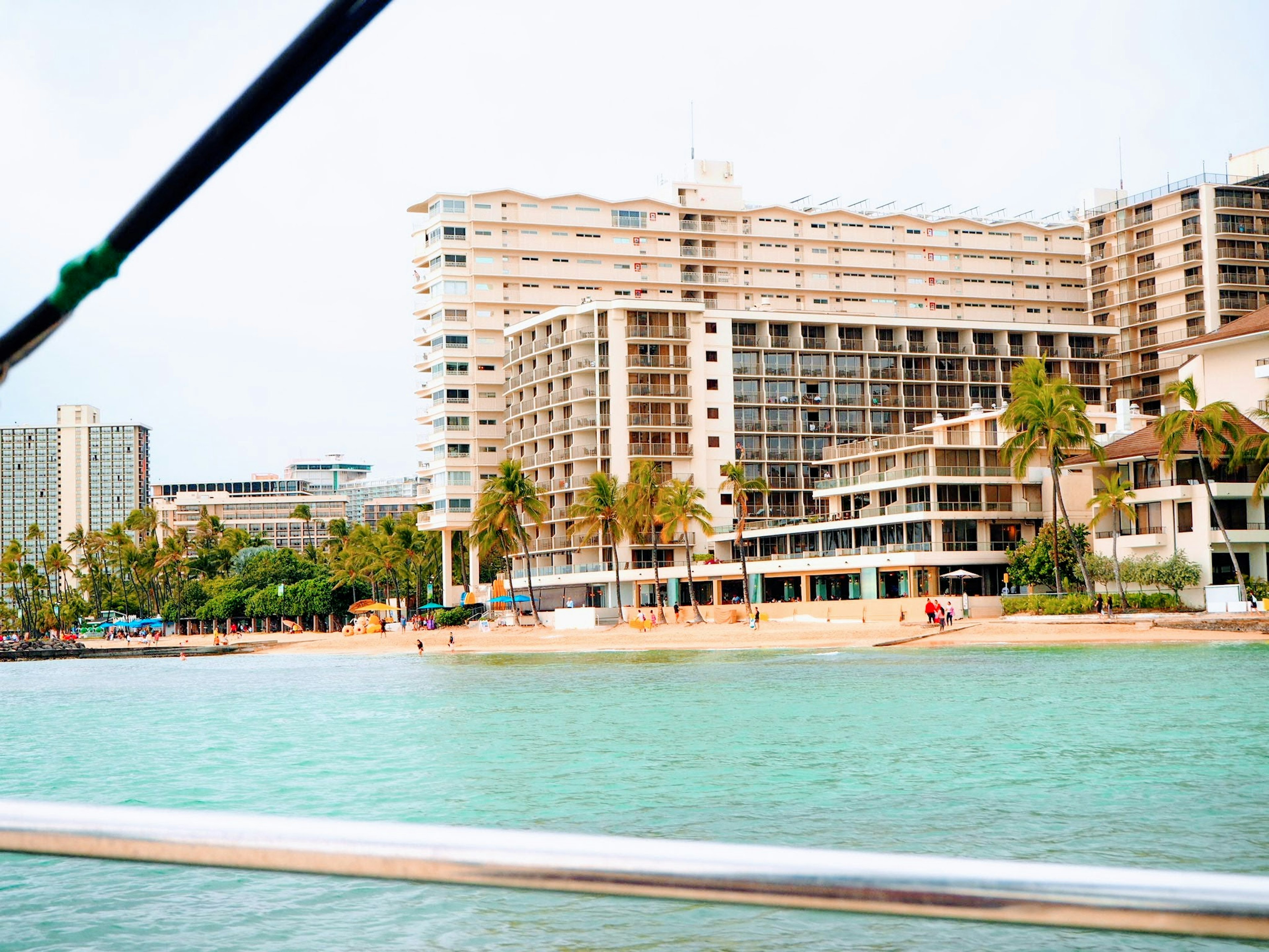 Alti hotel lungo una spiaggia con acqua turchese