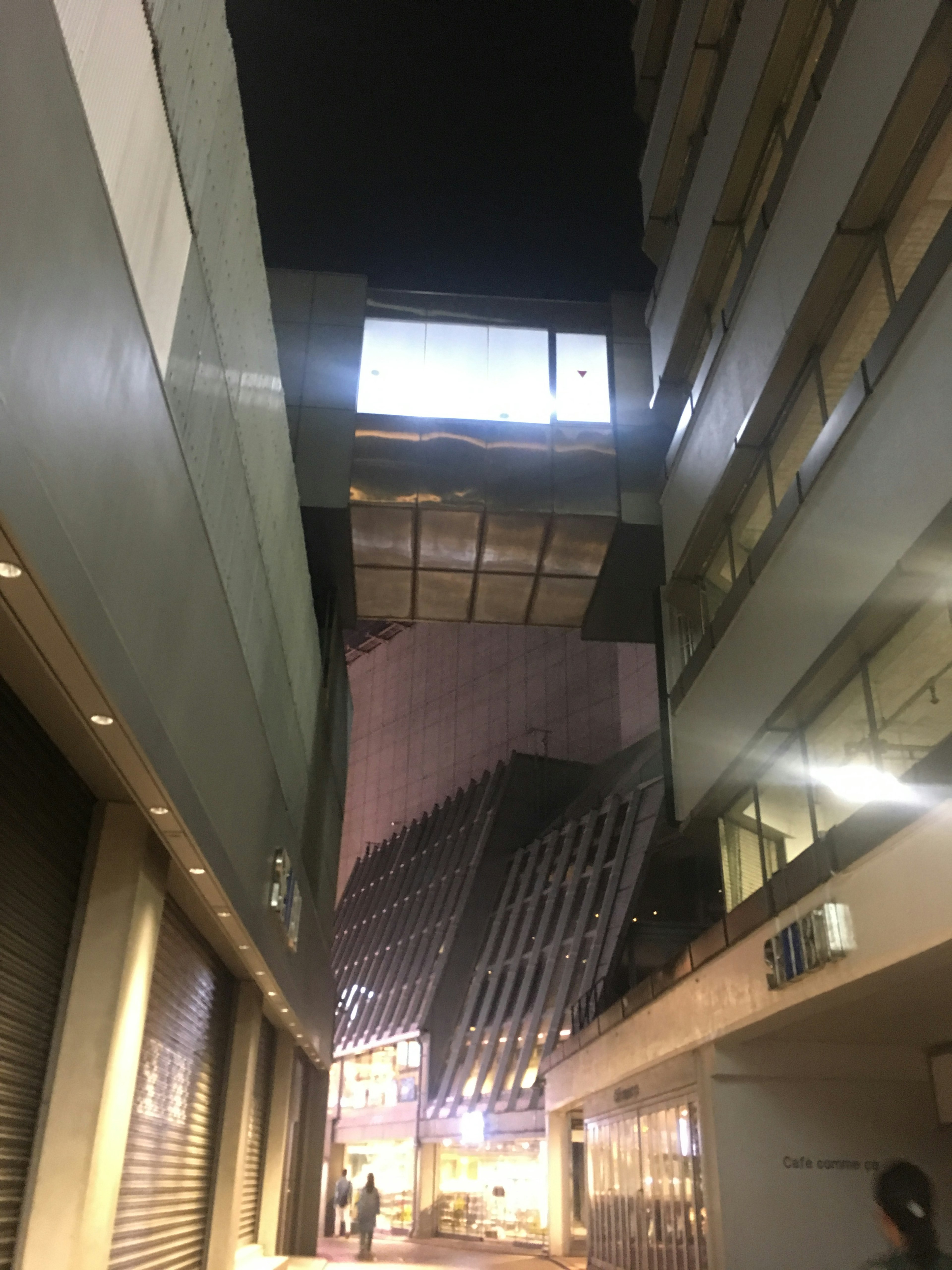 Calle estrecha en un paisaje urbano con edificios altos de noche