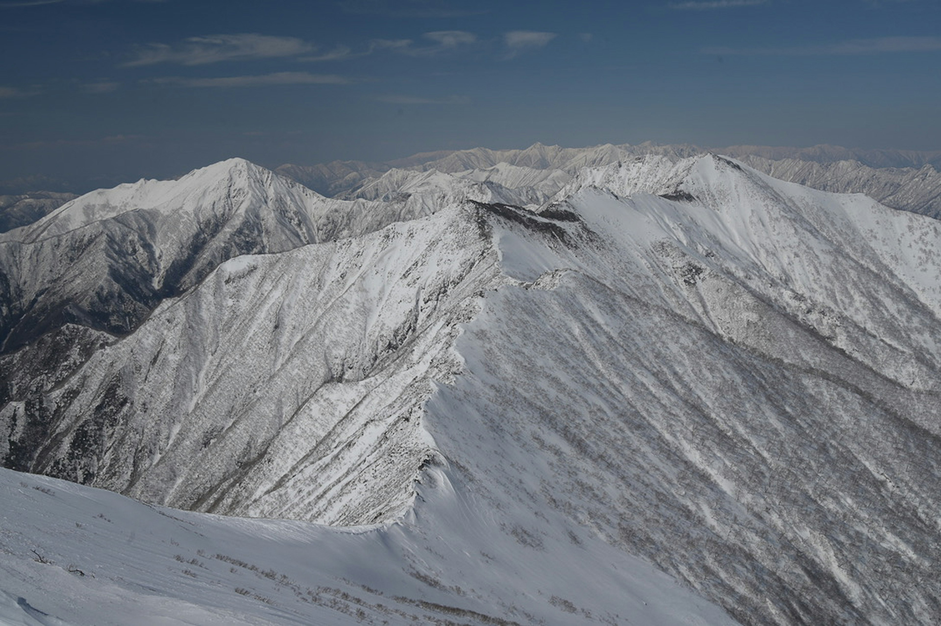 Schneebedeckte Bergkette unter einem klaren blauen Himmel