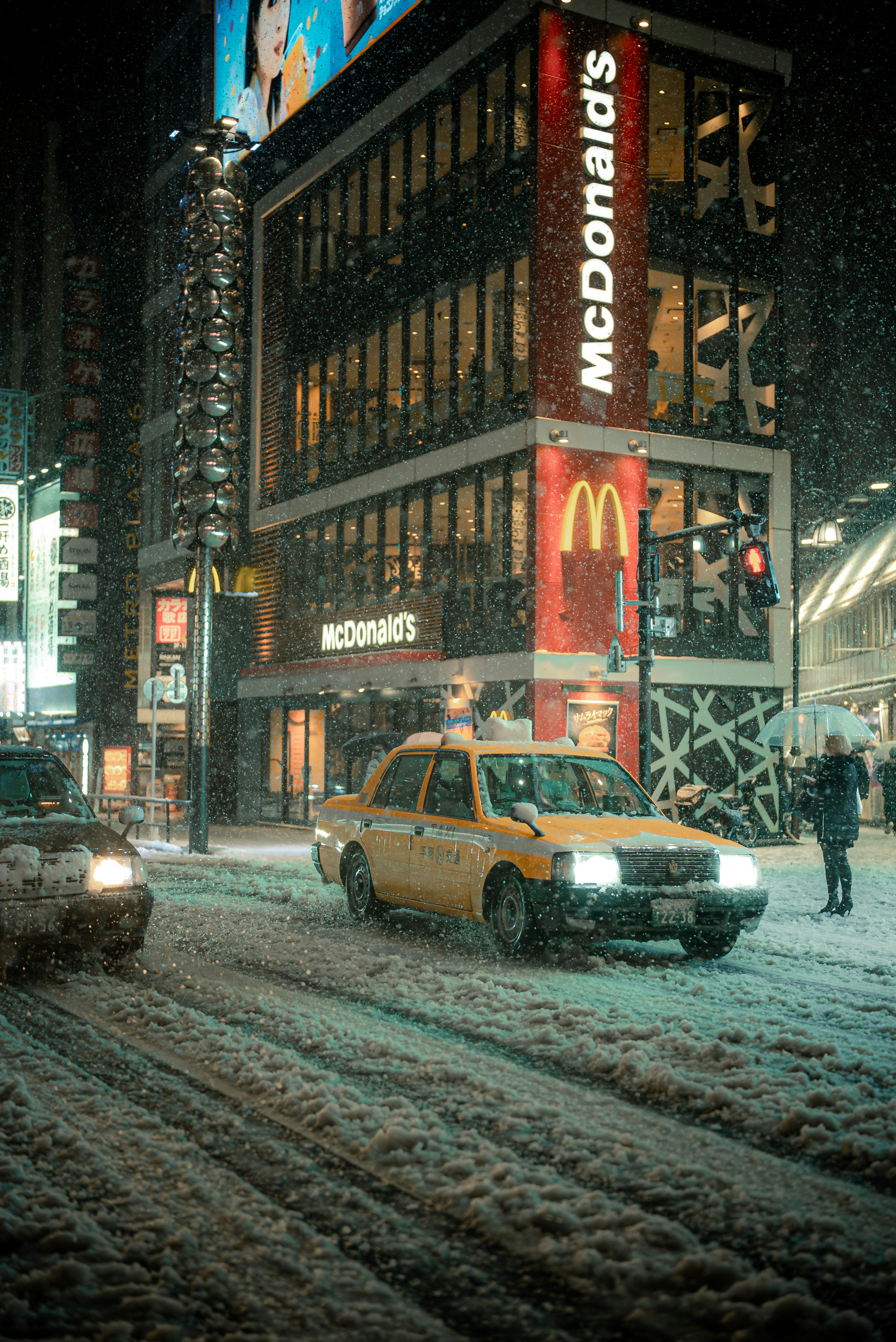 Scène de rue enneigée à New York avec un McDonald's et un taxi