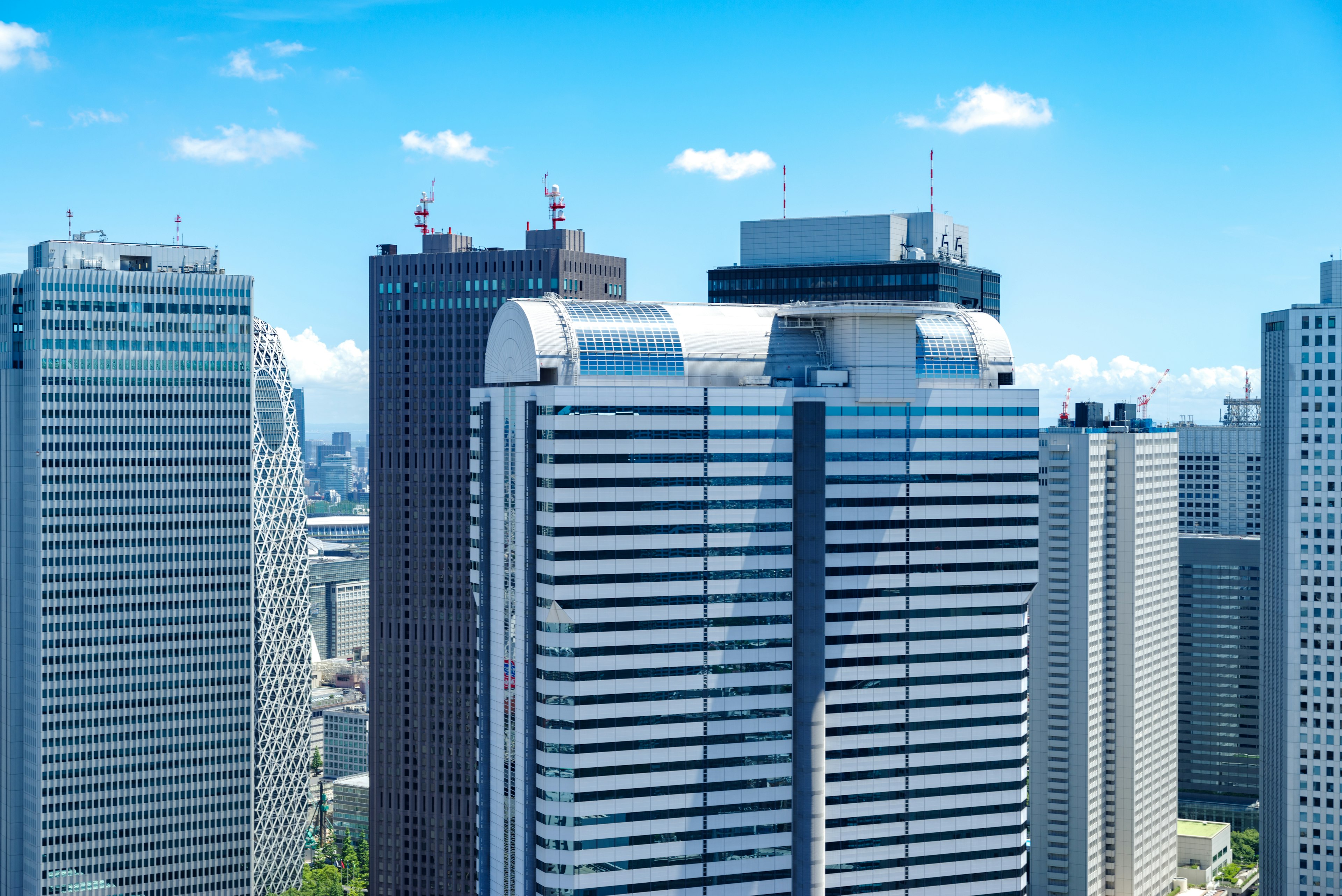 Skyline urbana con grattacieli moderni sotto un cielo blu chiaro