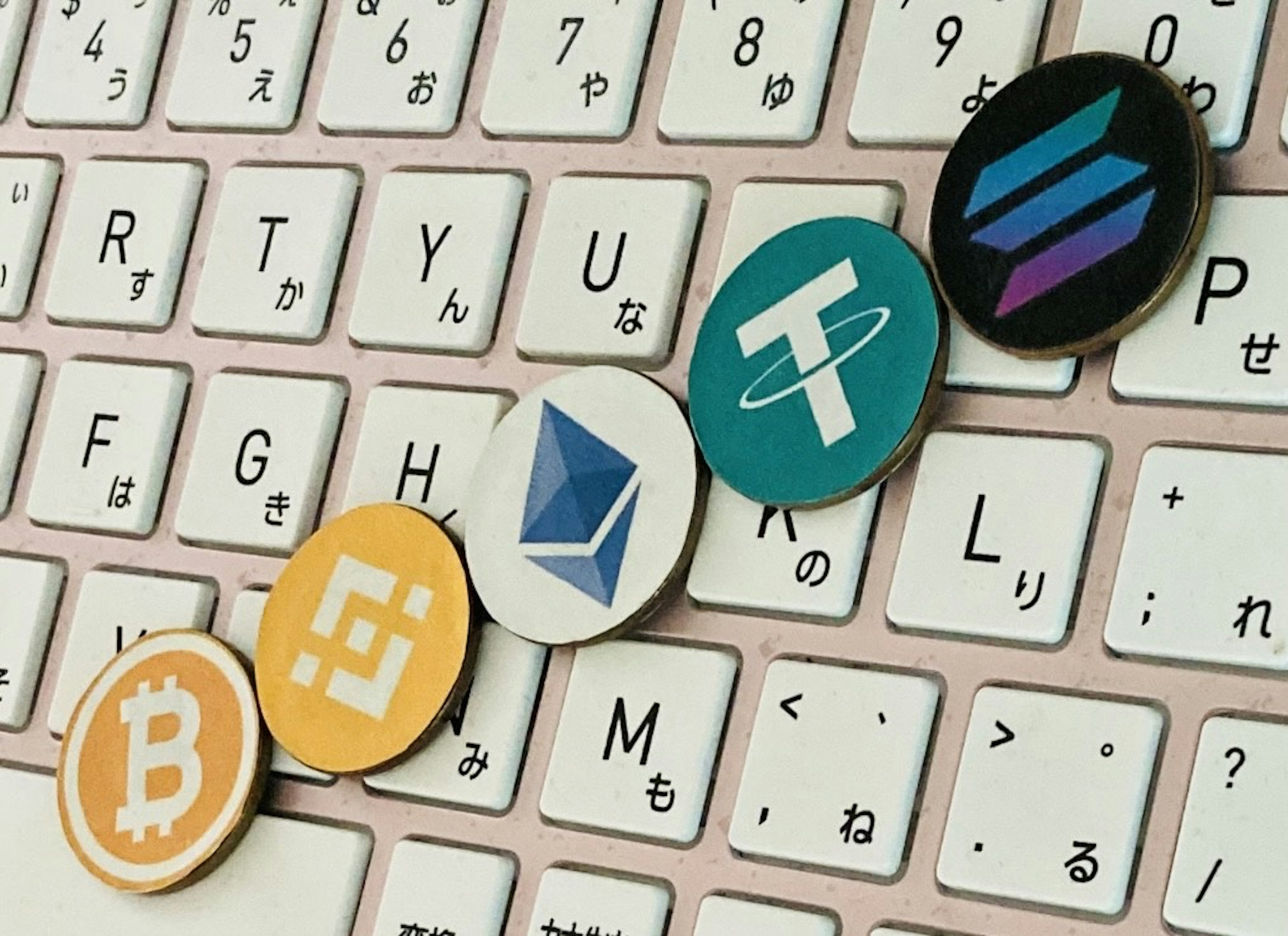 Hình ảnh của các đồng tiền có logo Bitcoin và Ethereum được sắp xếp trên bàn phím