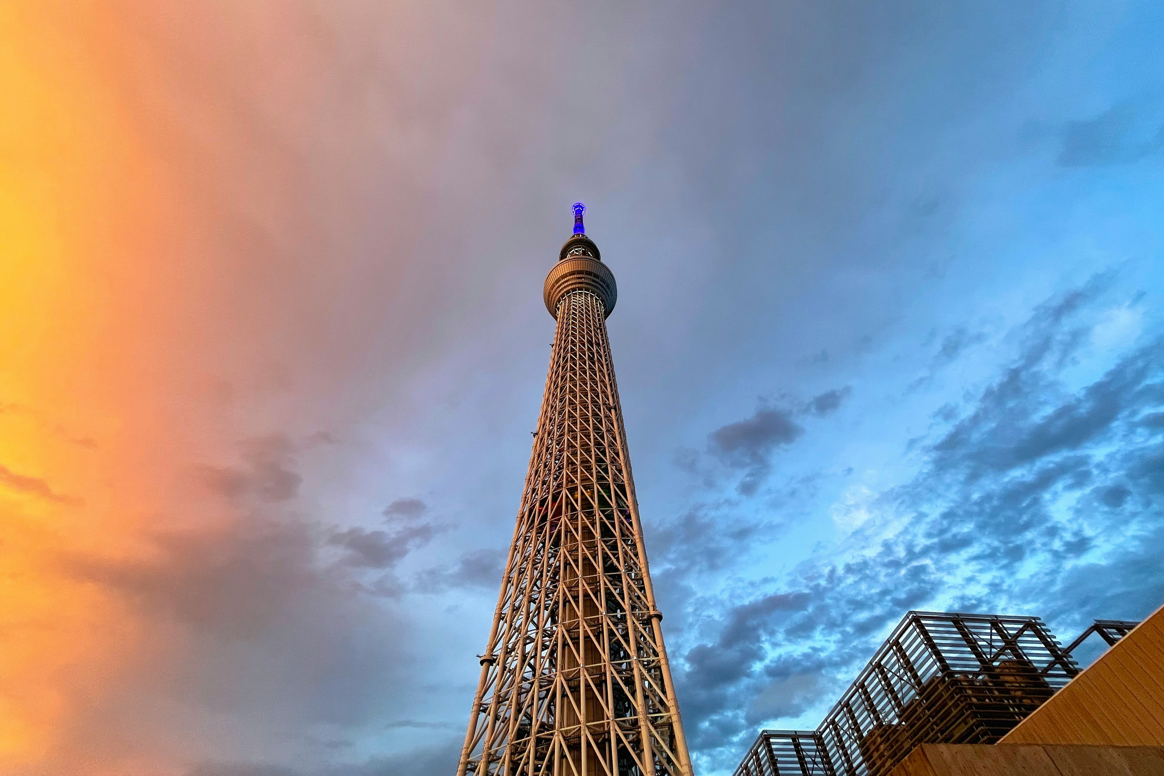 東京スカイツリーの壮大な夜景と美しい空のグラデーション