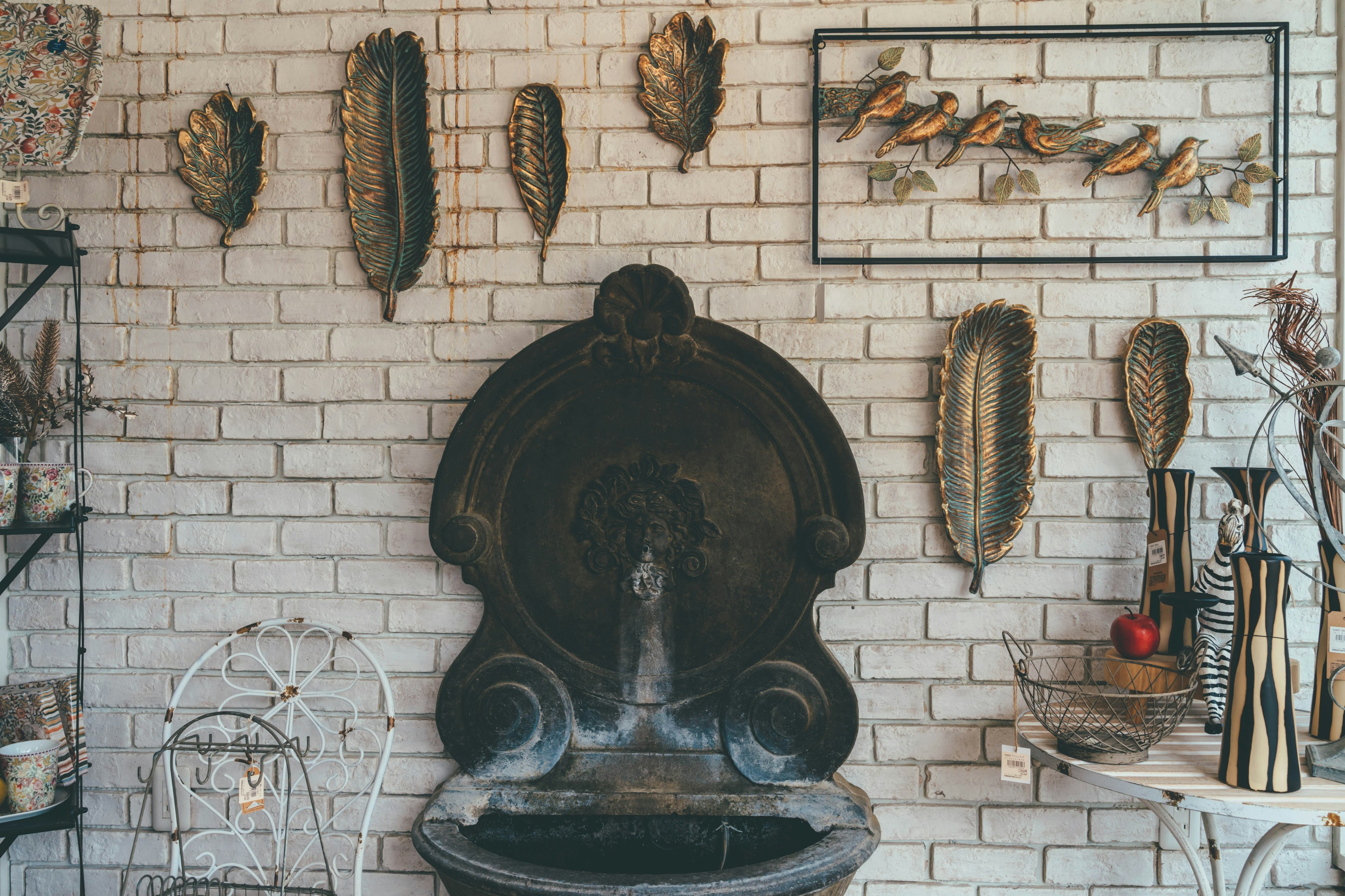 Scène intérieure avec un mur décoratif et une fontaine ancienne