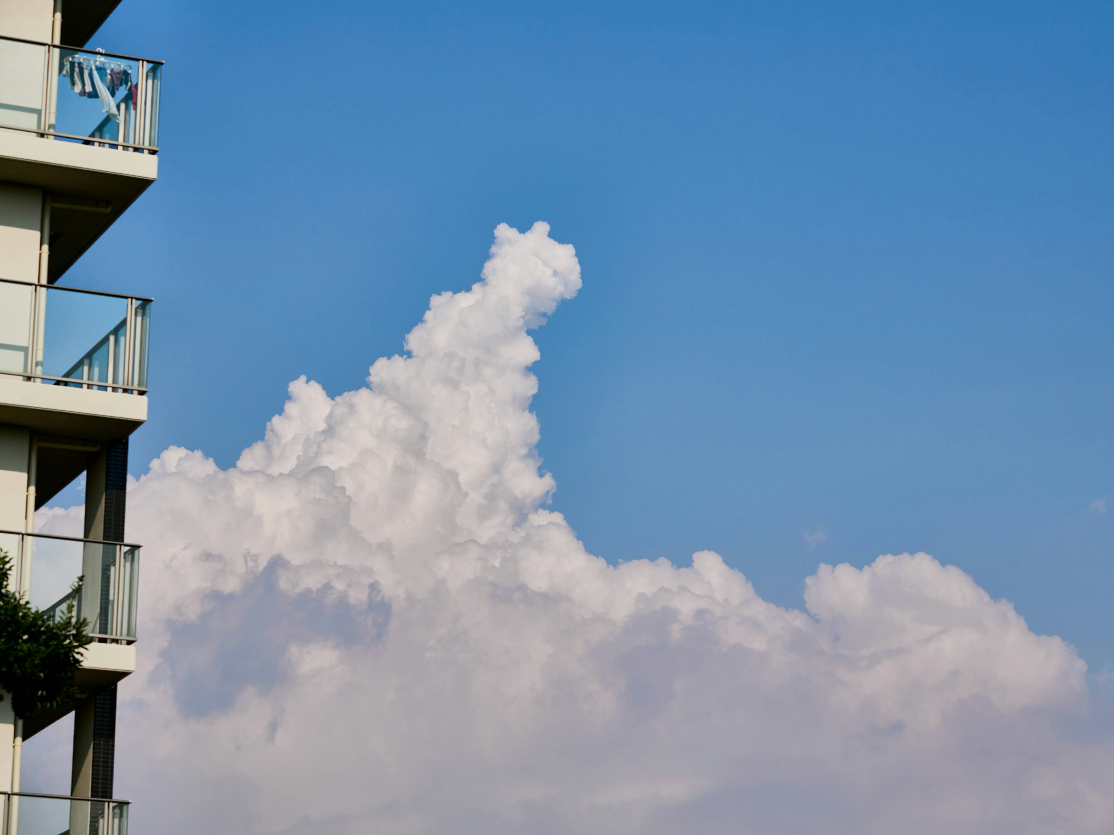 Nuvole bianche nel cielo blu con il bordo di un edificio