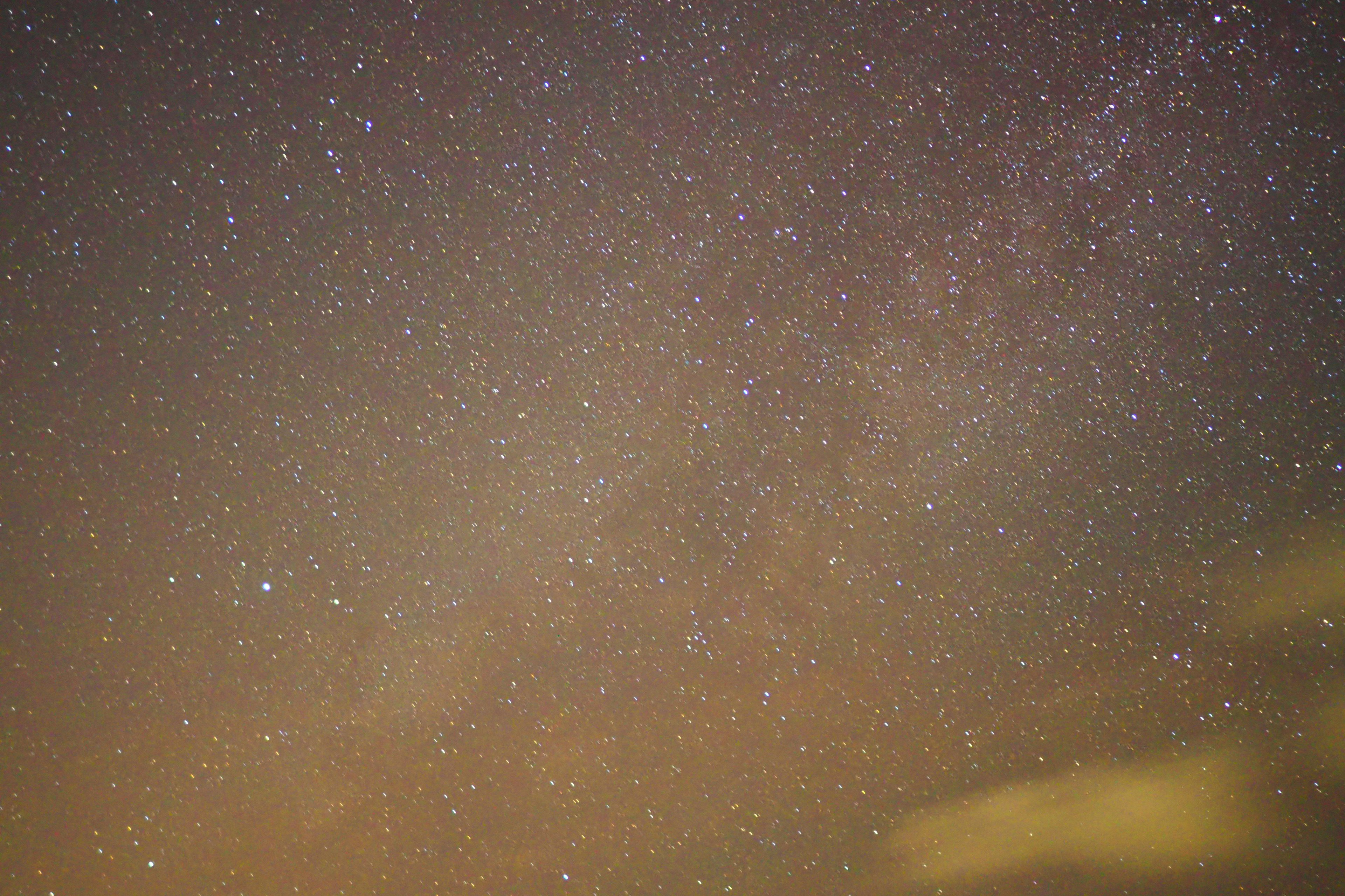 迷人的夜空，闪烁的星星和一丝云彩