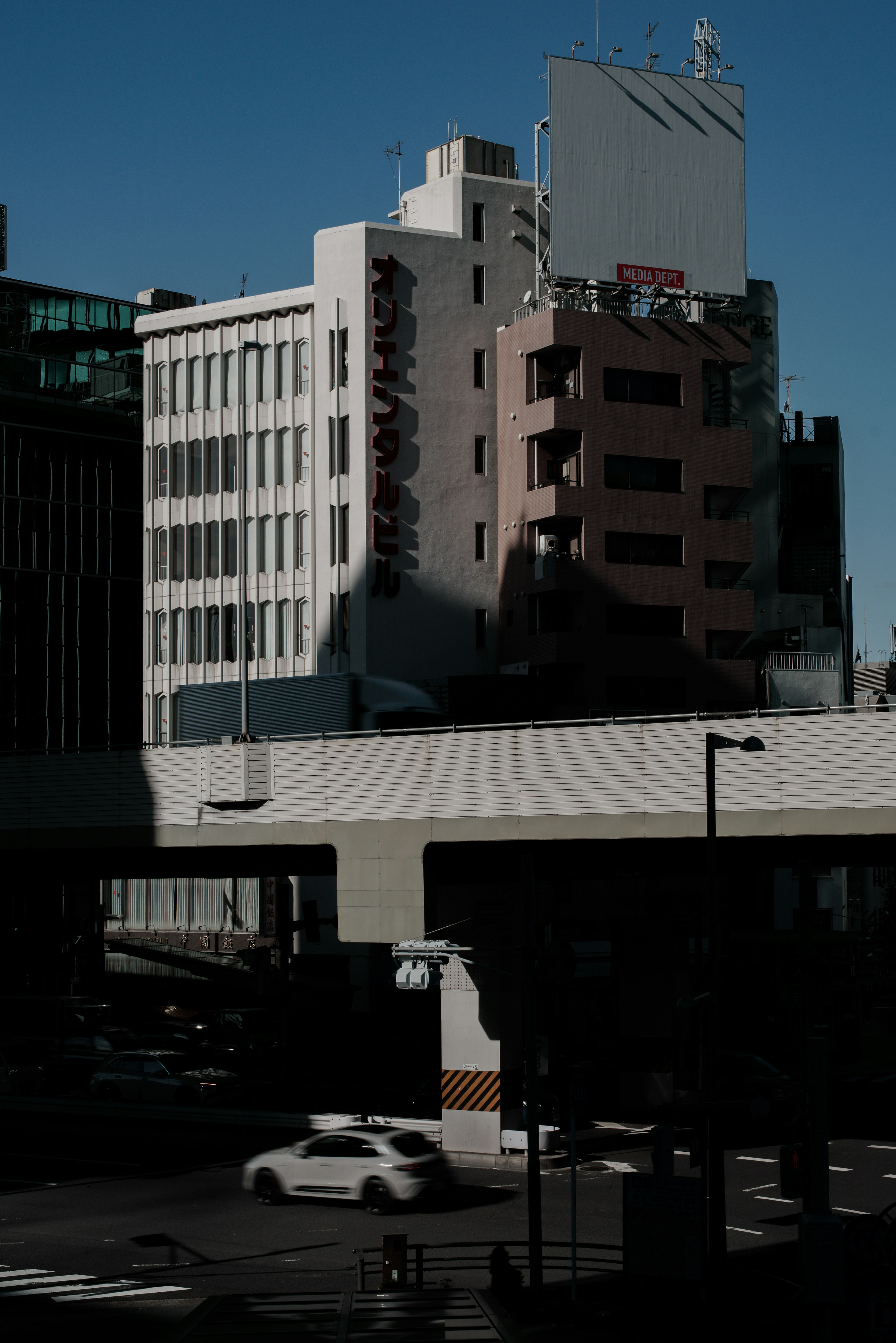 都市の風景にあるビル群と影