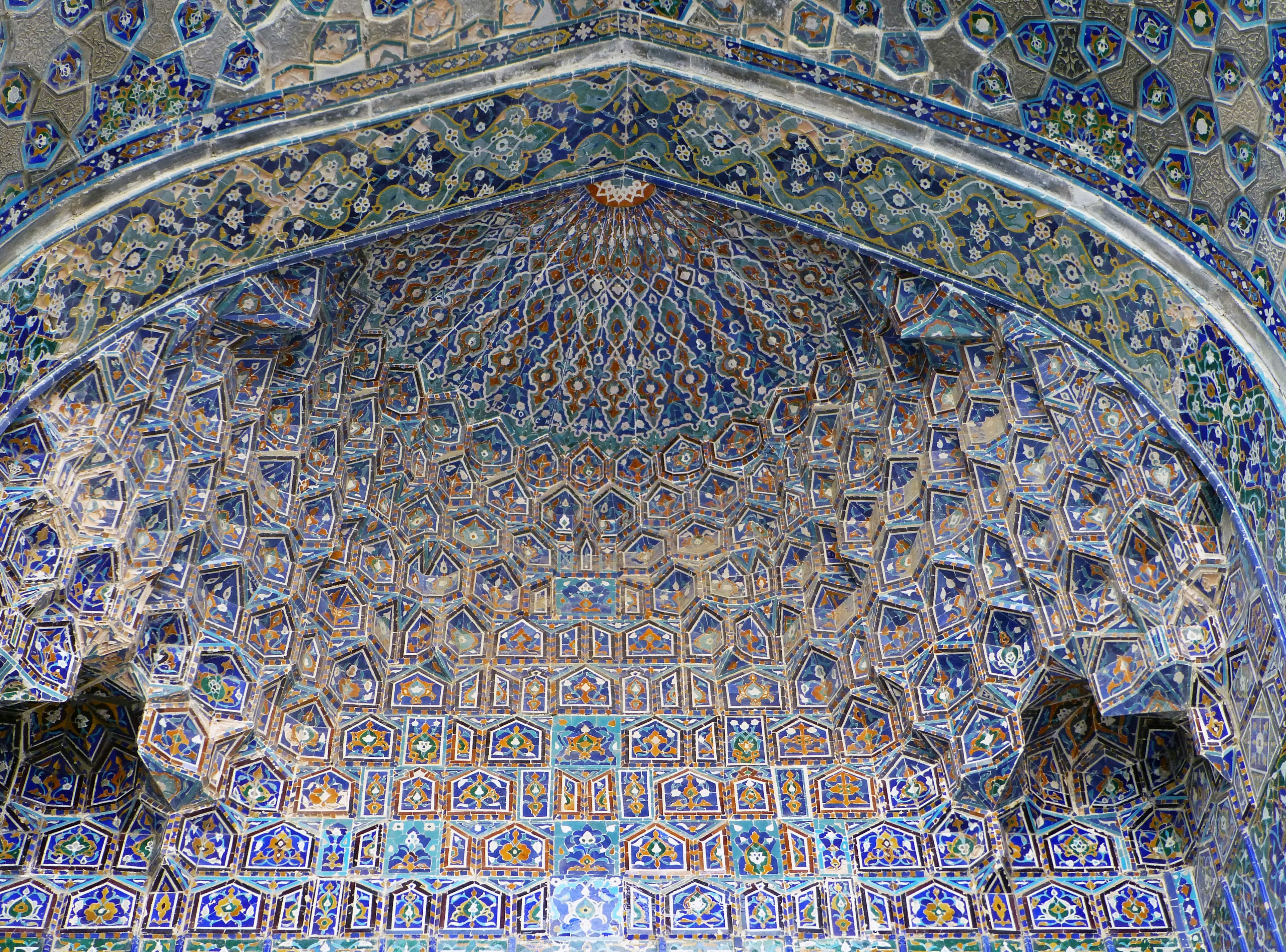 Plafond en mosaïque complexe avec des motifs vibrants et des décorations colorées