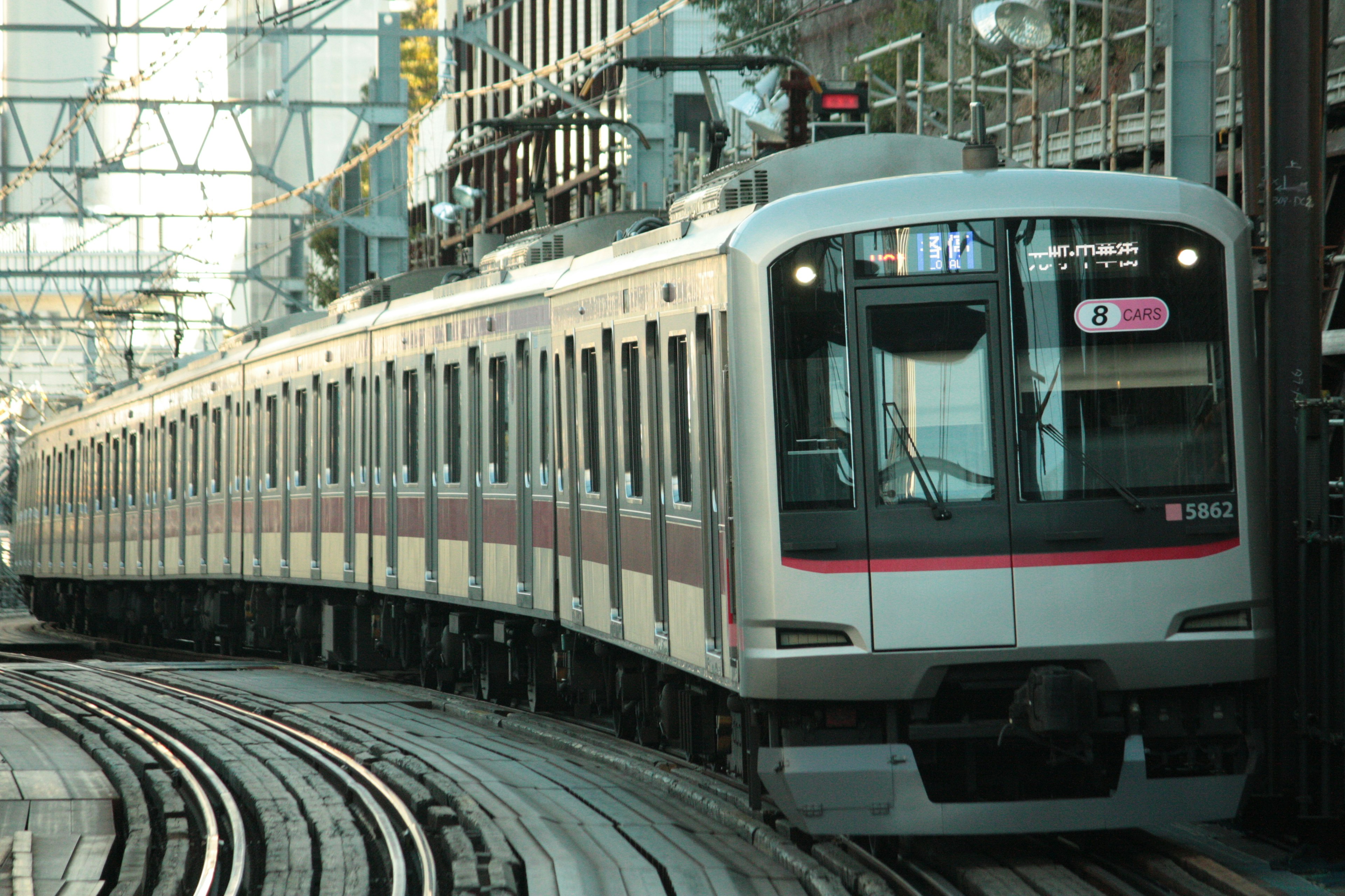 曲がる鉄道と近代的な電車の画像