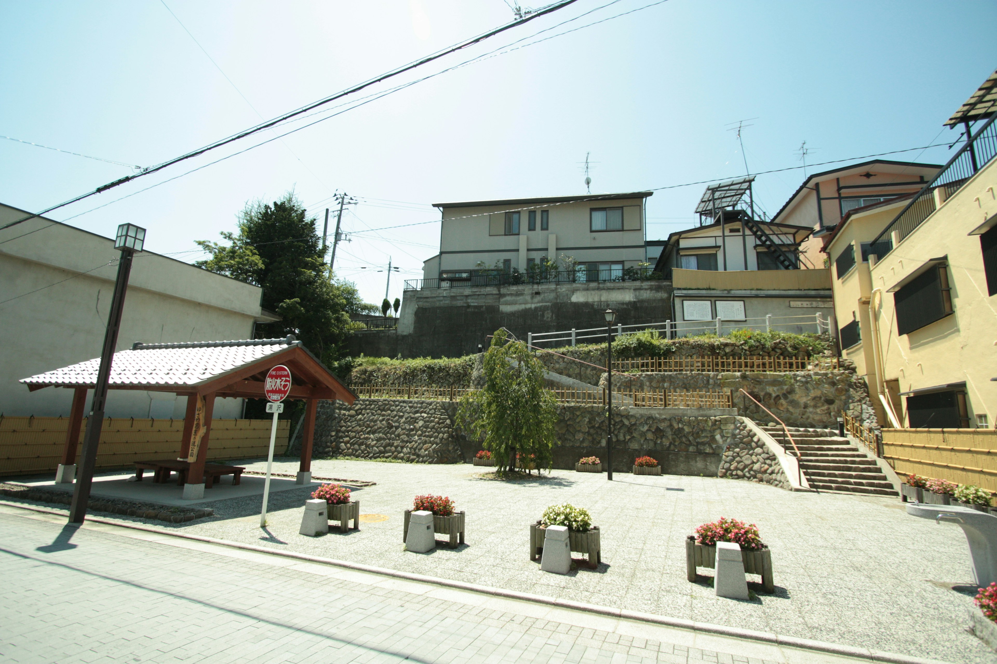 静かな住宅地の風景にある小道と家々