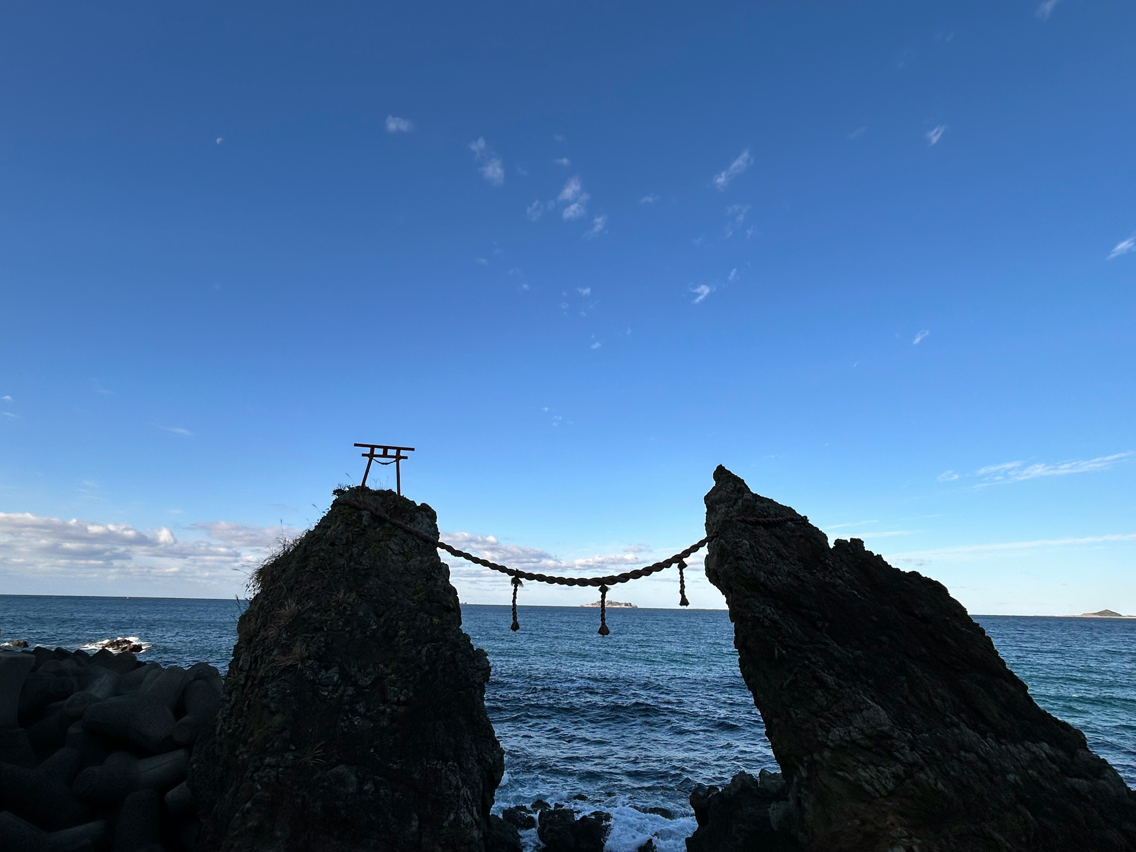 Malersicher Blick auf eine Hängebrücke zwischen zwei Felsen über dem Meer