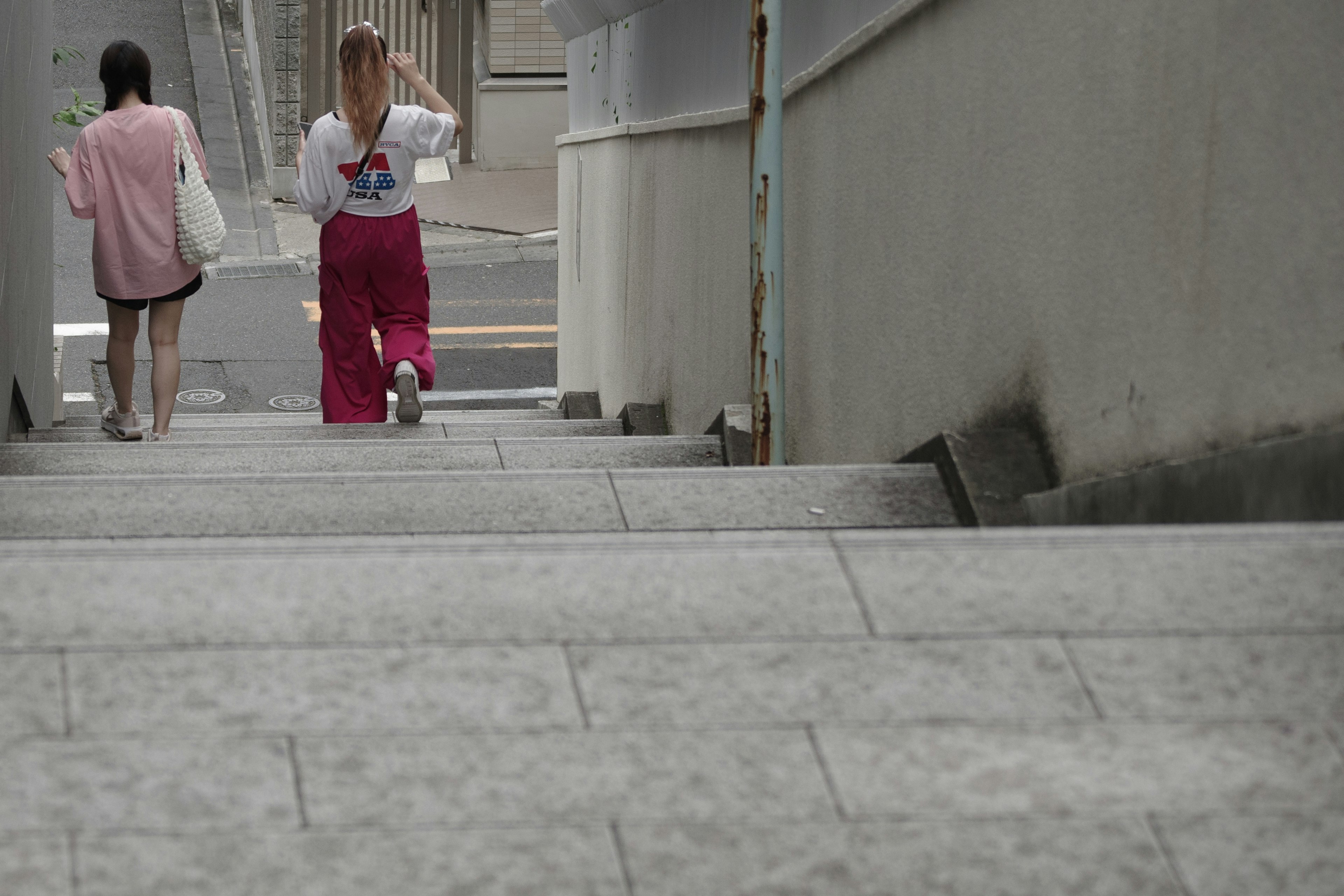 两名女性在城市环境中走下楼梯