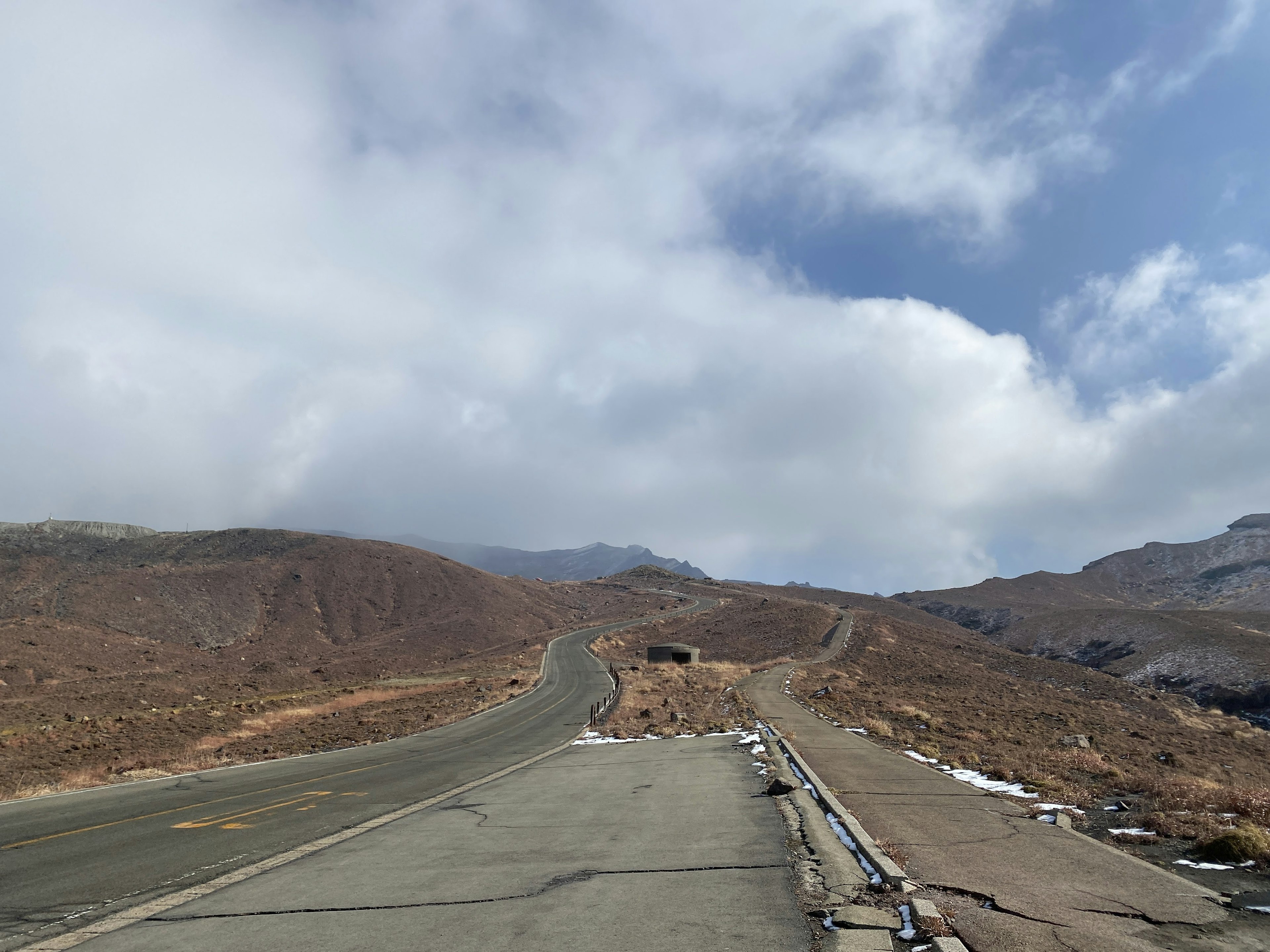 多云的蓝天下的山路场景