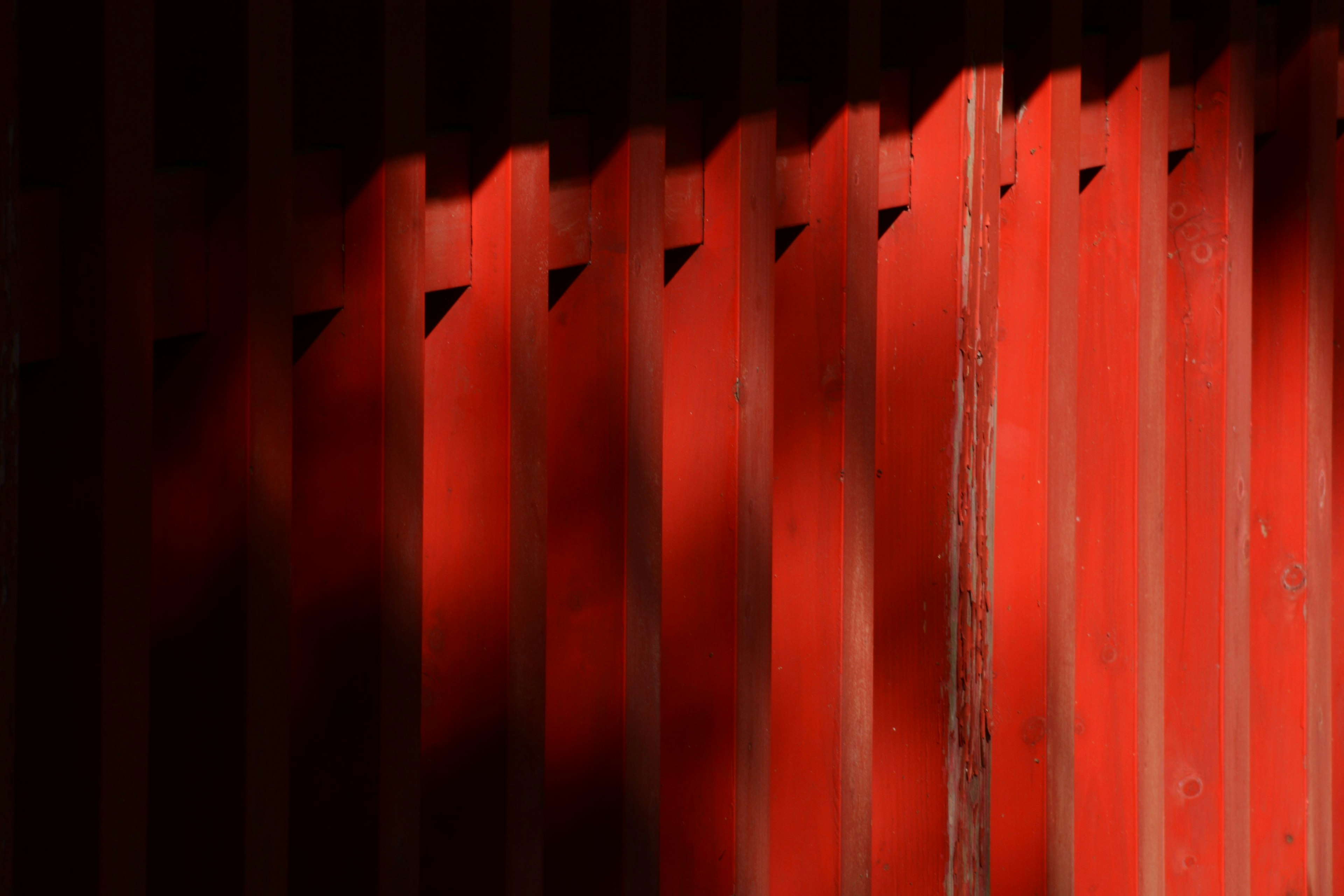 Contraste de la pared de madera roja y sombras