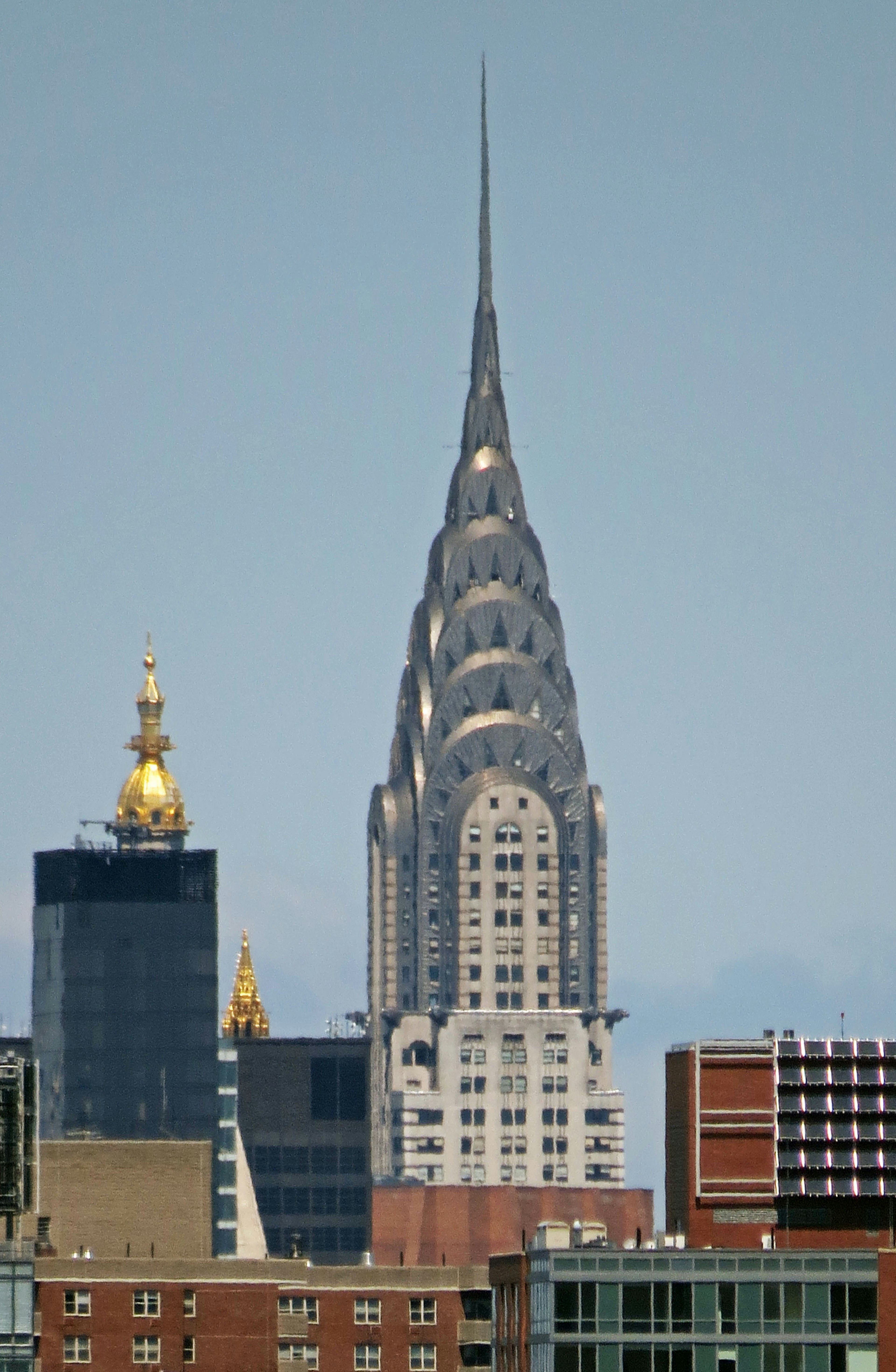 Puncak Chrysler Building menjulang di bawah langit biru yang cerah