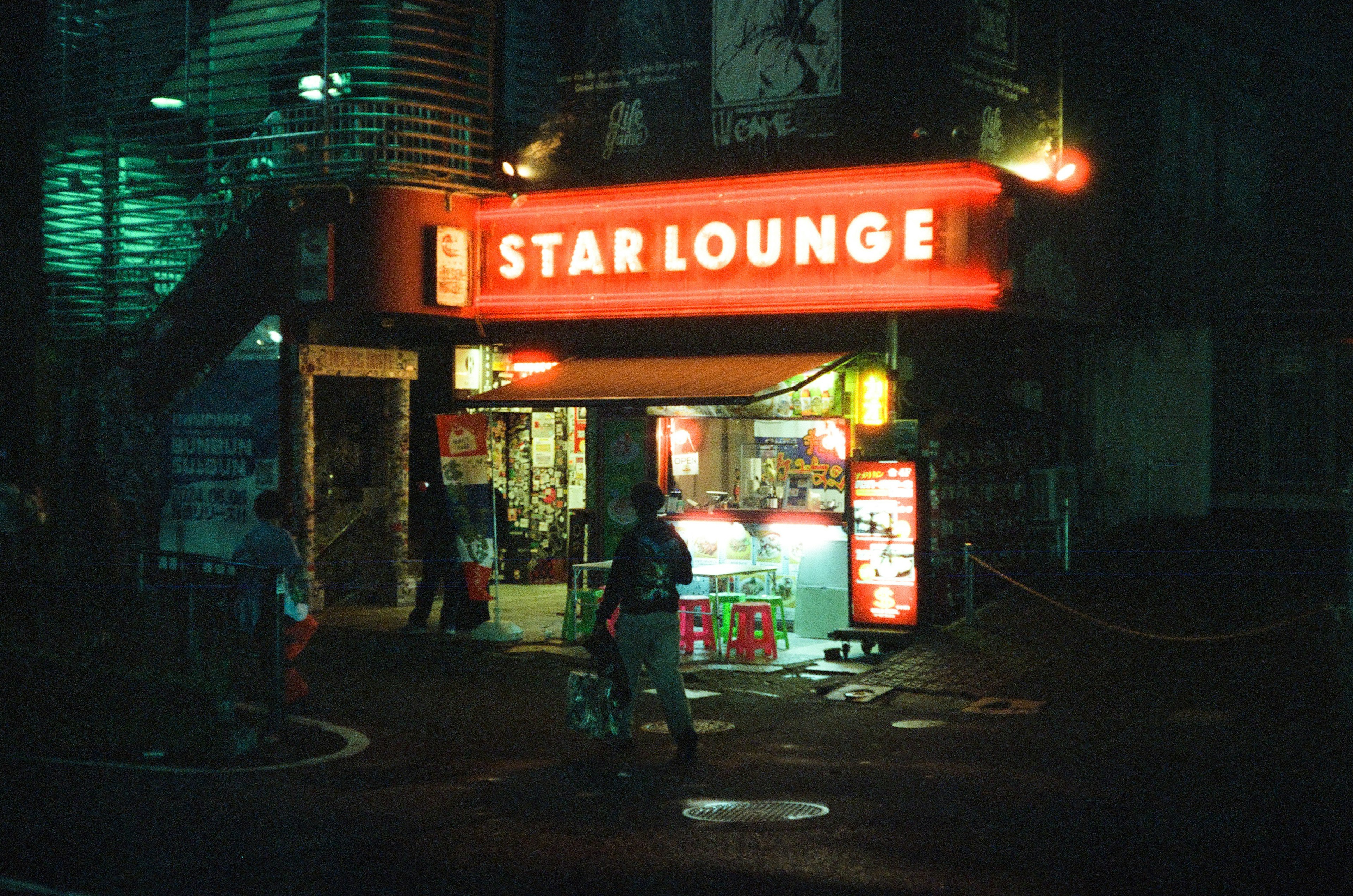 夜の街角にあるスターロウンジの明るいネオン看板