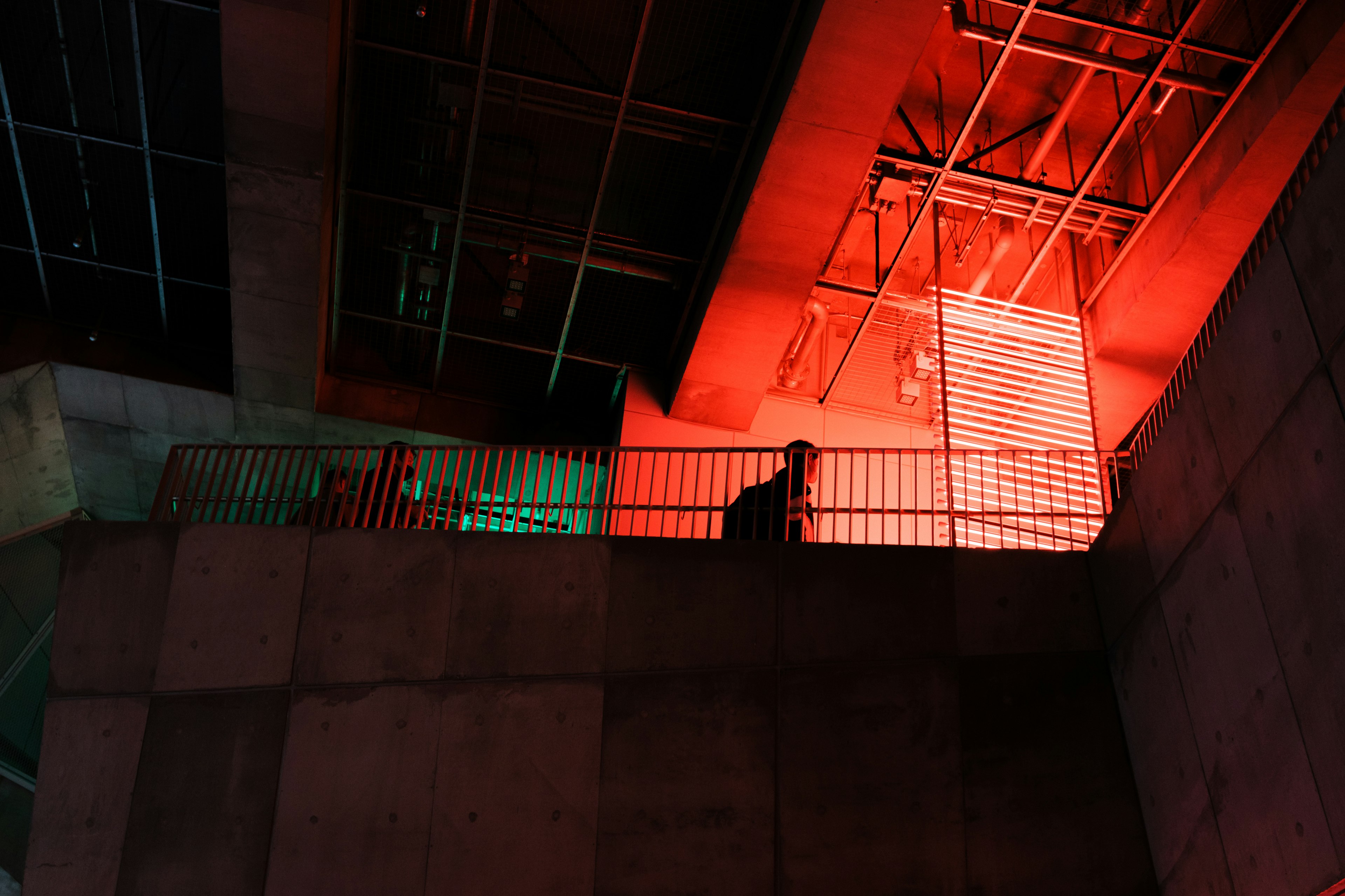 Estructura interior de un edificio moderno iluminada con luces rojas y verdes