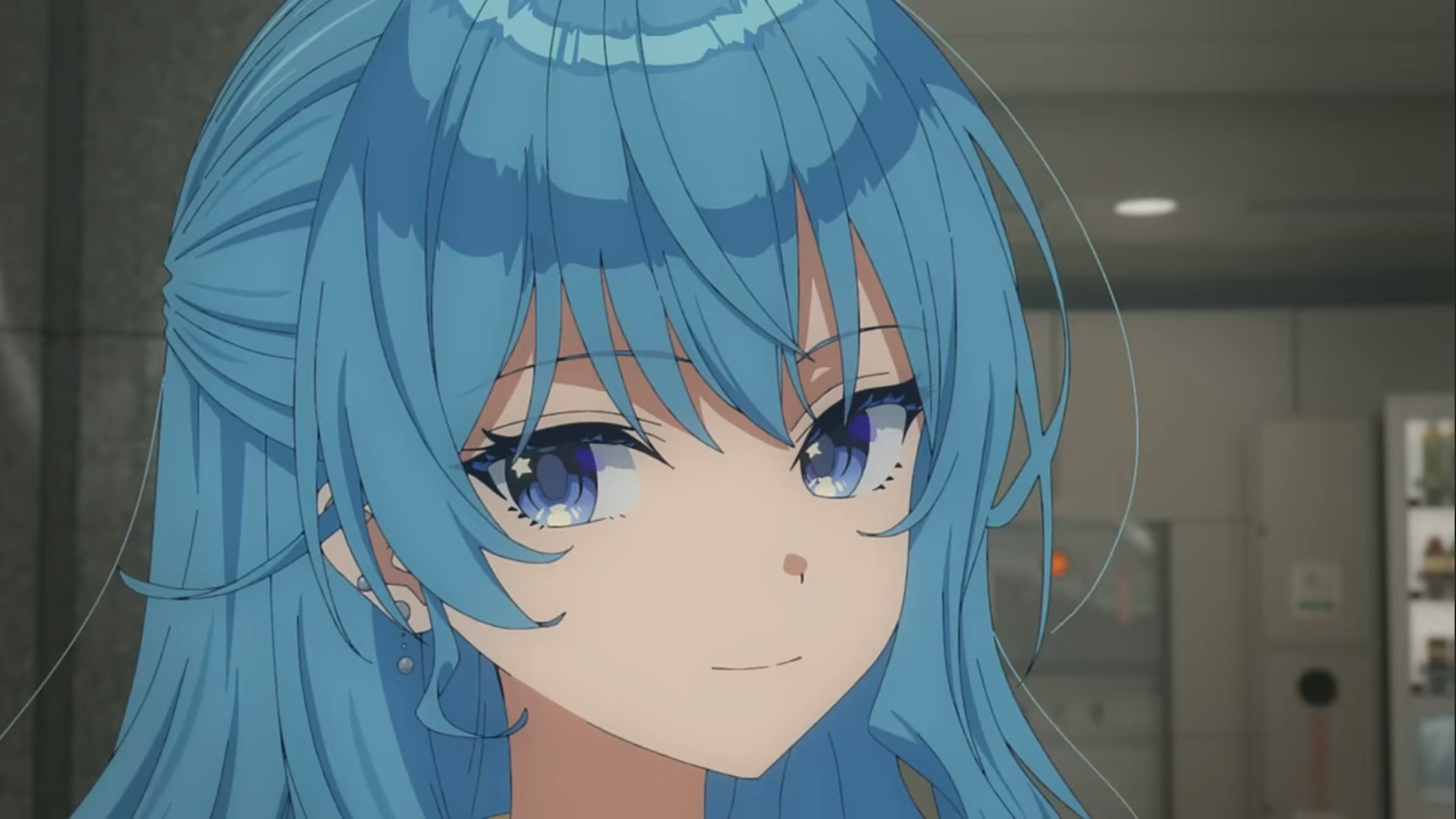Personnage d'anime avec des cheveux bleus et des yeux bleus souriant doucement