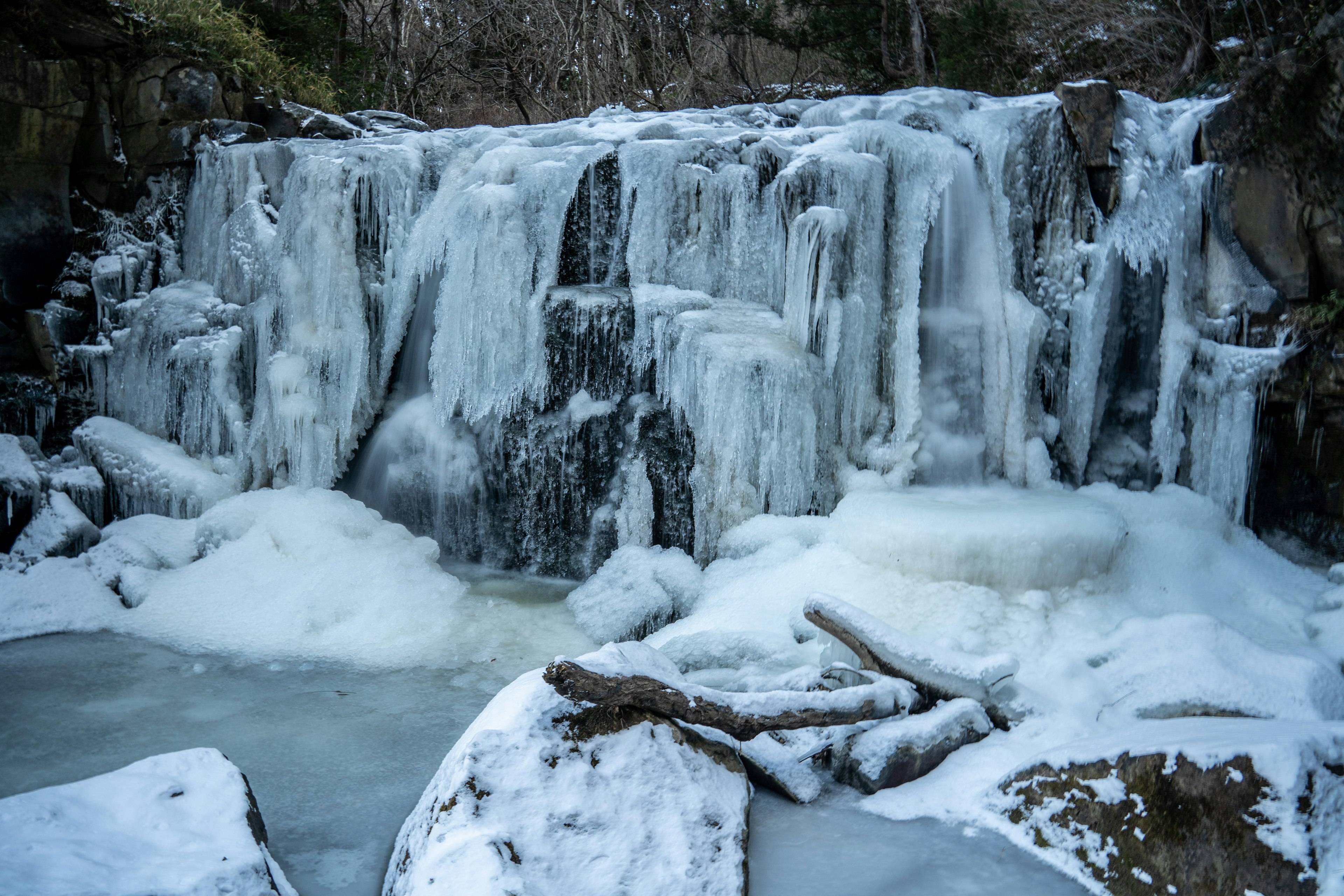 Chute d'eau gelée avec des rochers recouverts de glace