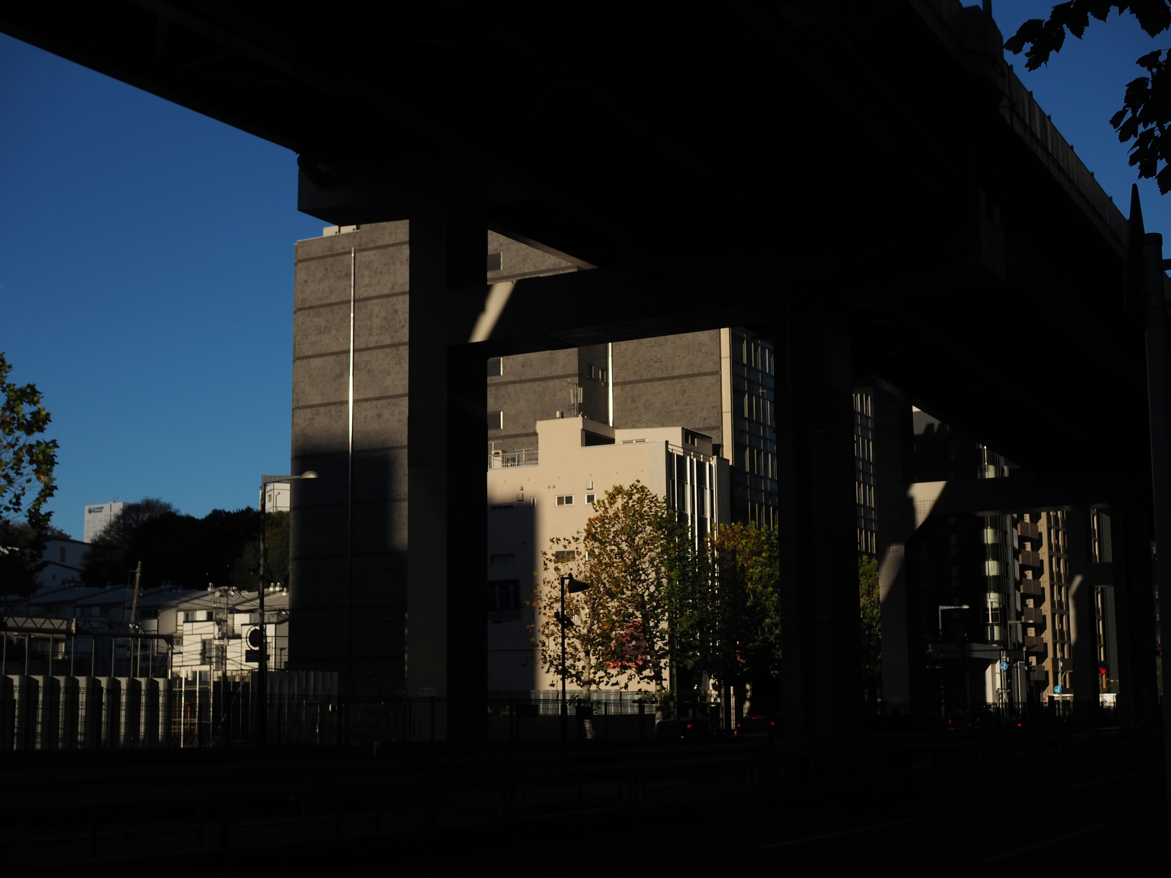 高架下から見た都市の風景と建物のシルエット