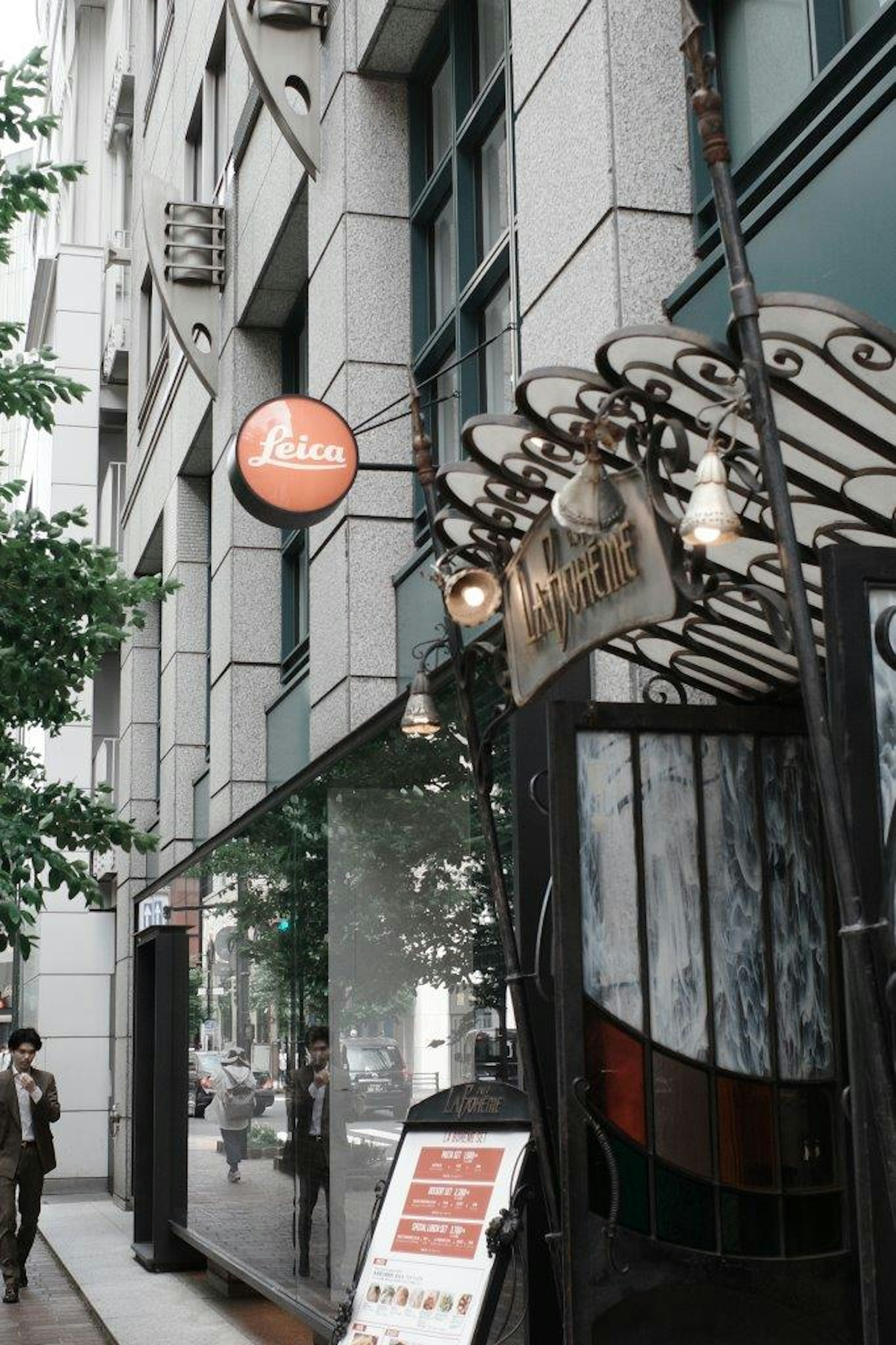 Fachada de un edificio moderno con un letrero de café y diseño de entrada