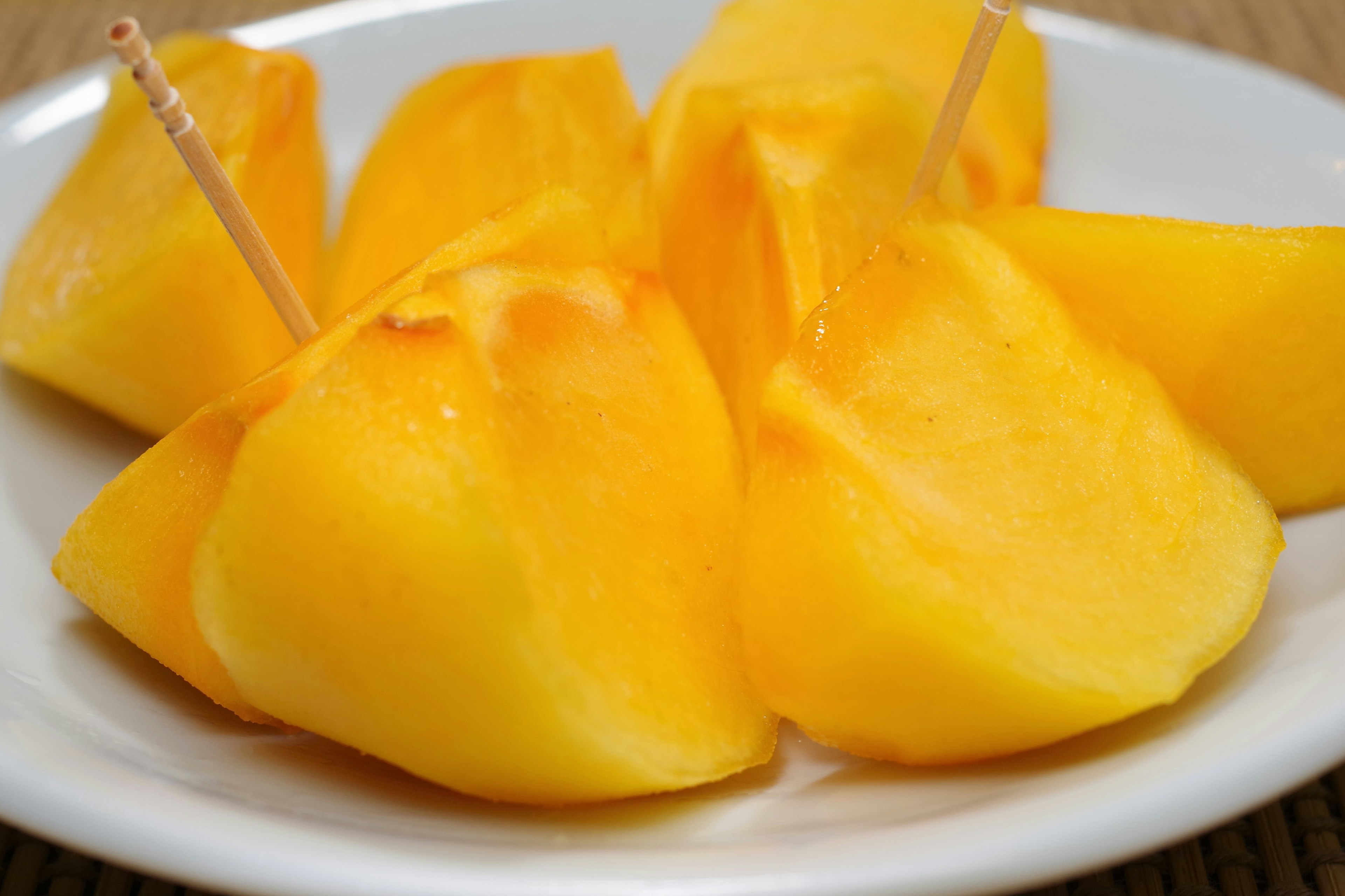 Trozos de mango amarillo en un plato blanco