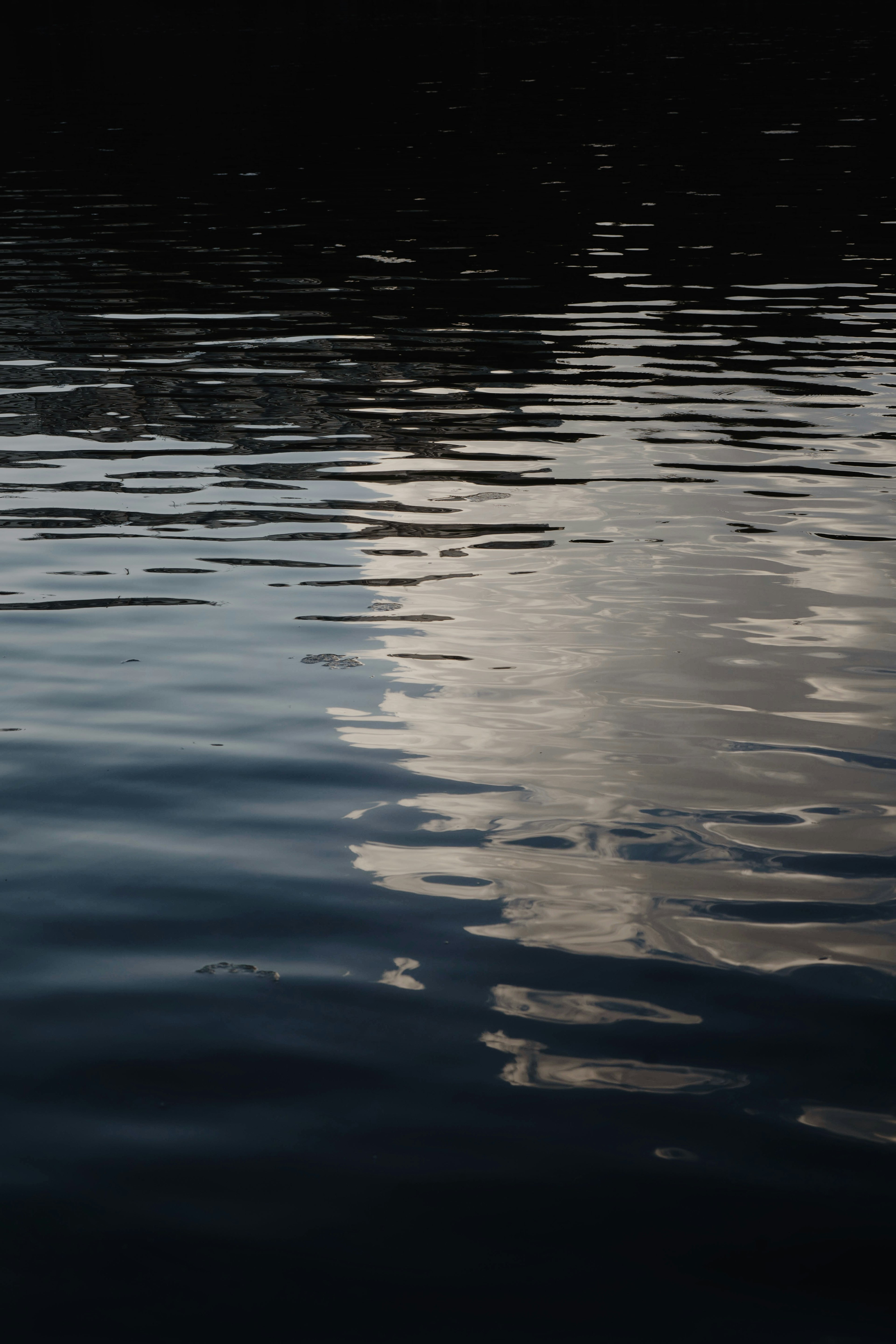 Reflexion von Wolken auf der Wasseroberfläche mit sanften Wellen