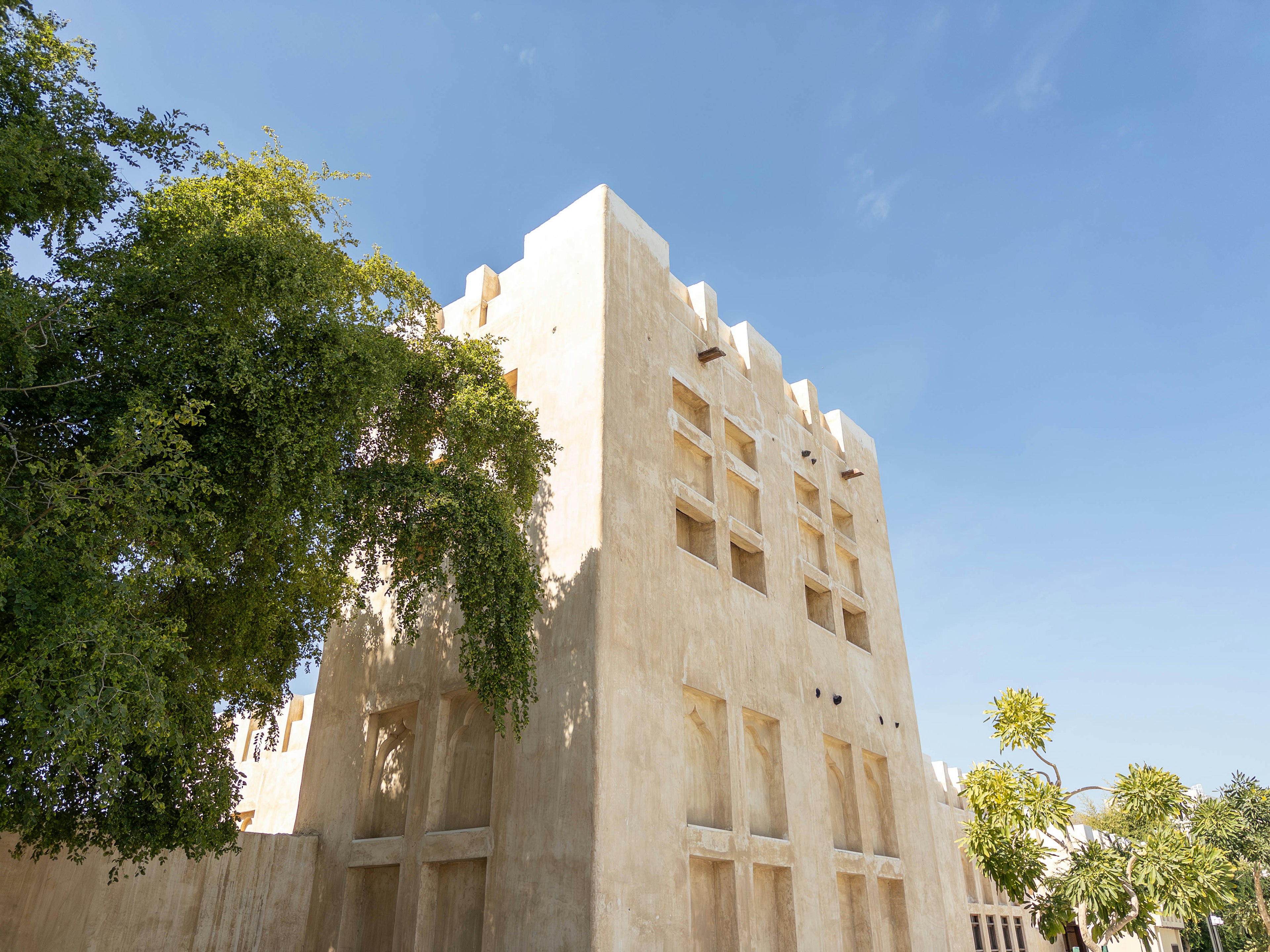 Edificio nel deserto con cielo blu chiaro