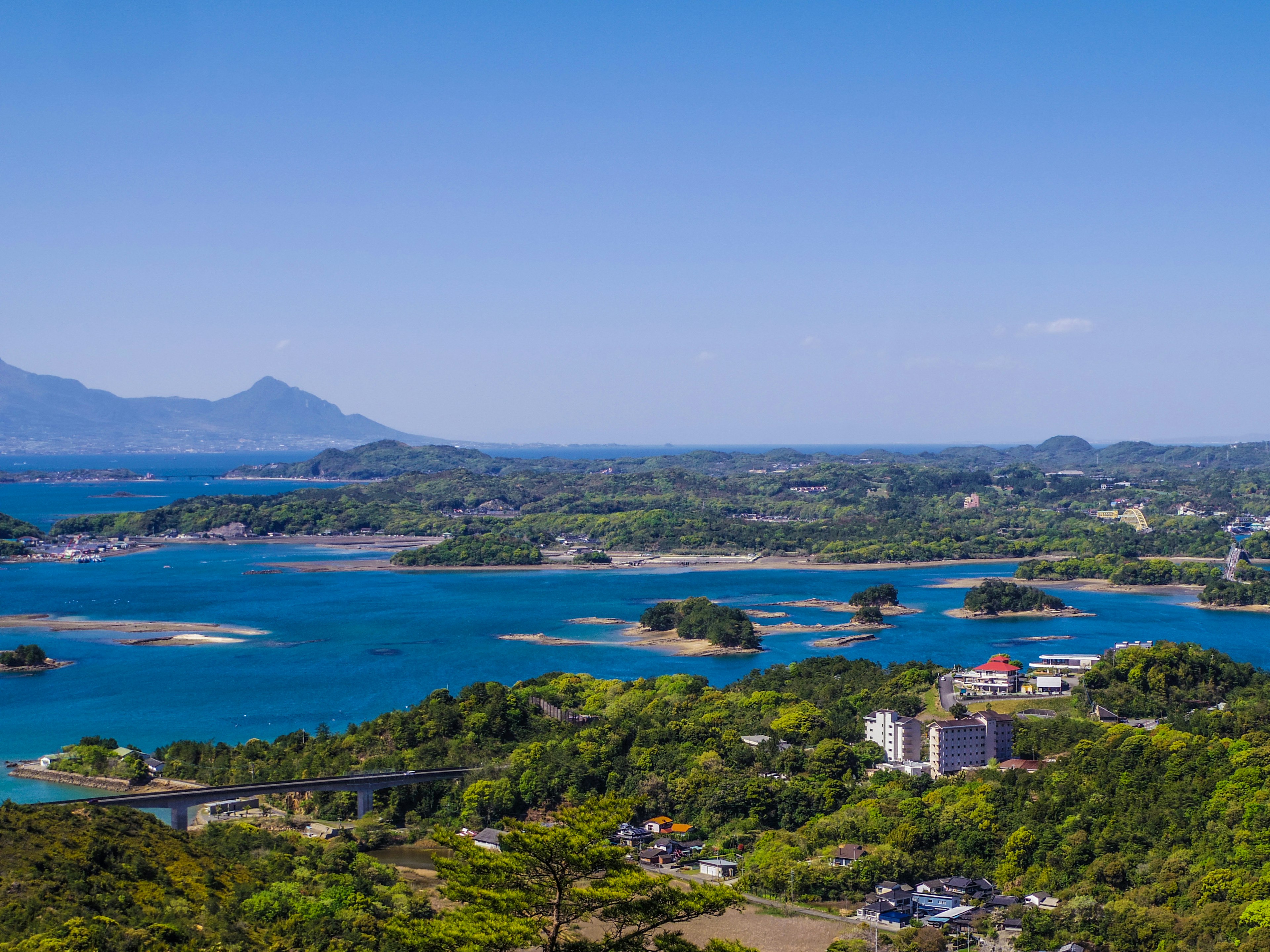 Vista escénica del mar azul y las islas verdes bajo un cielo despejado