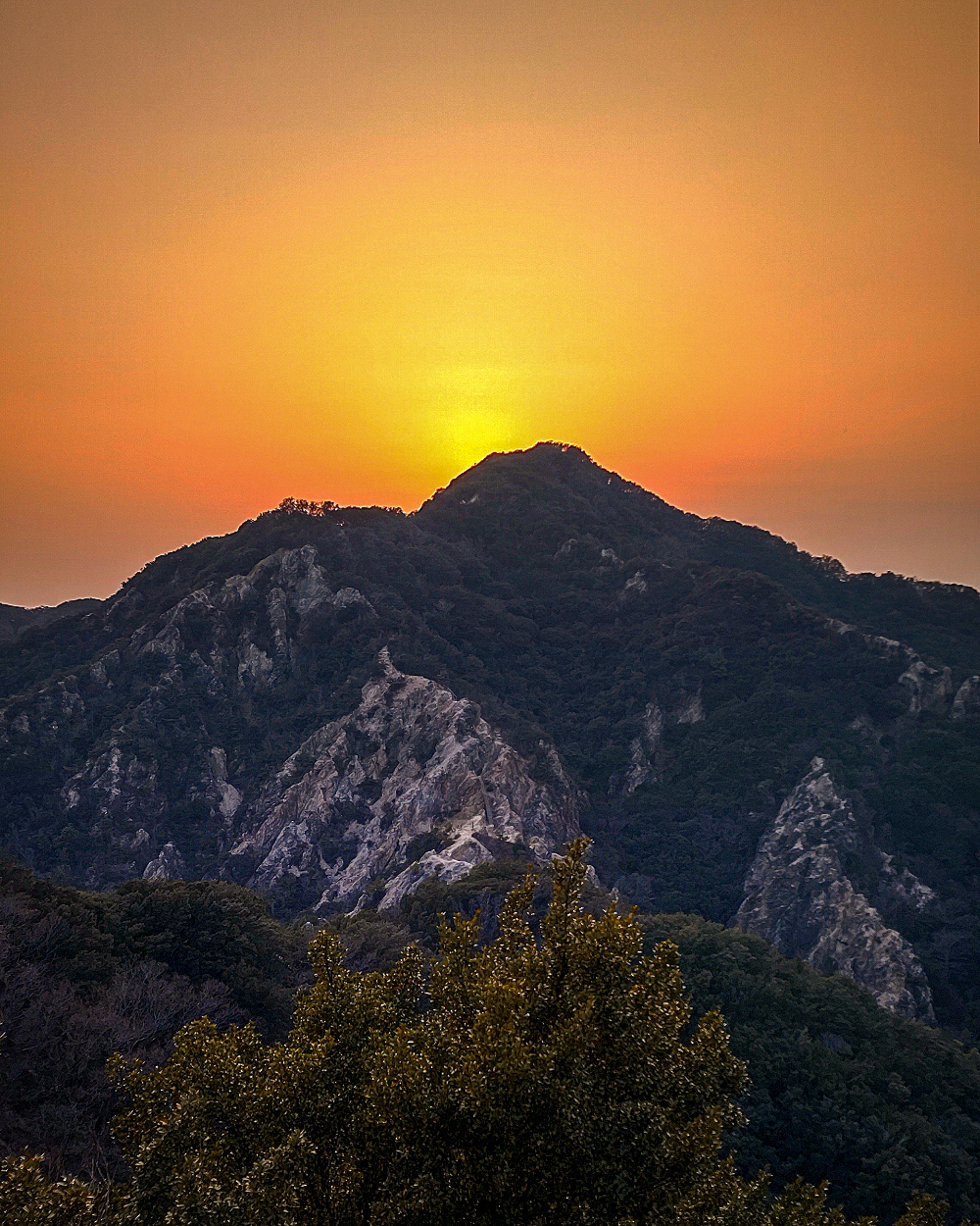 夕日が山の上に沈む美しい風景