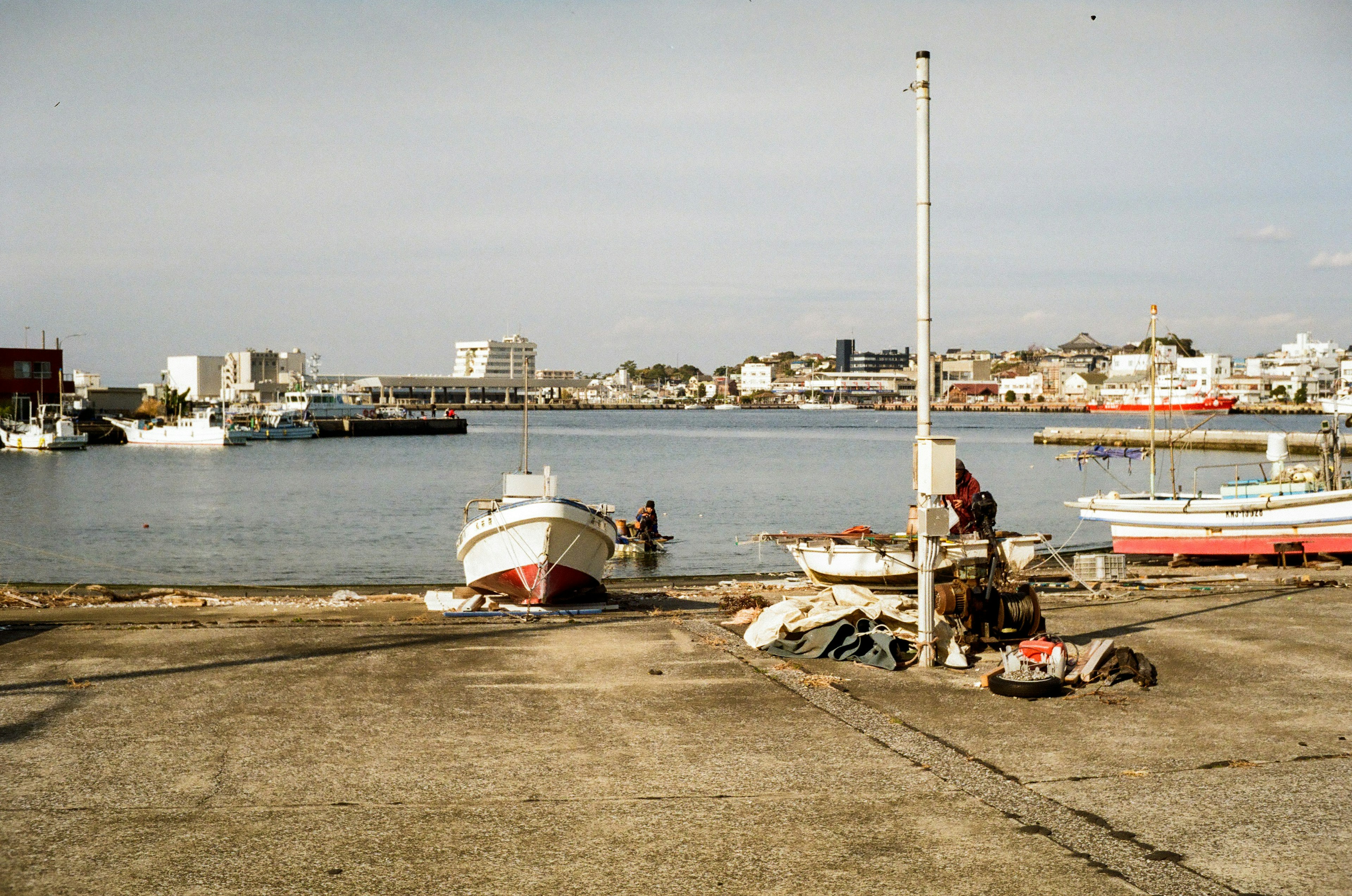 Puerto tranquilo con barcos amarrados y edificios circundantes