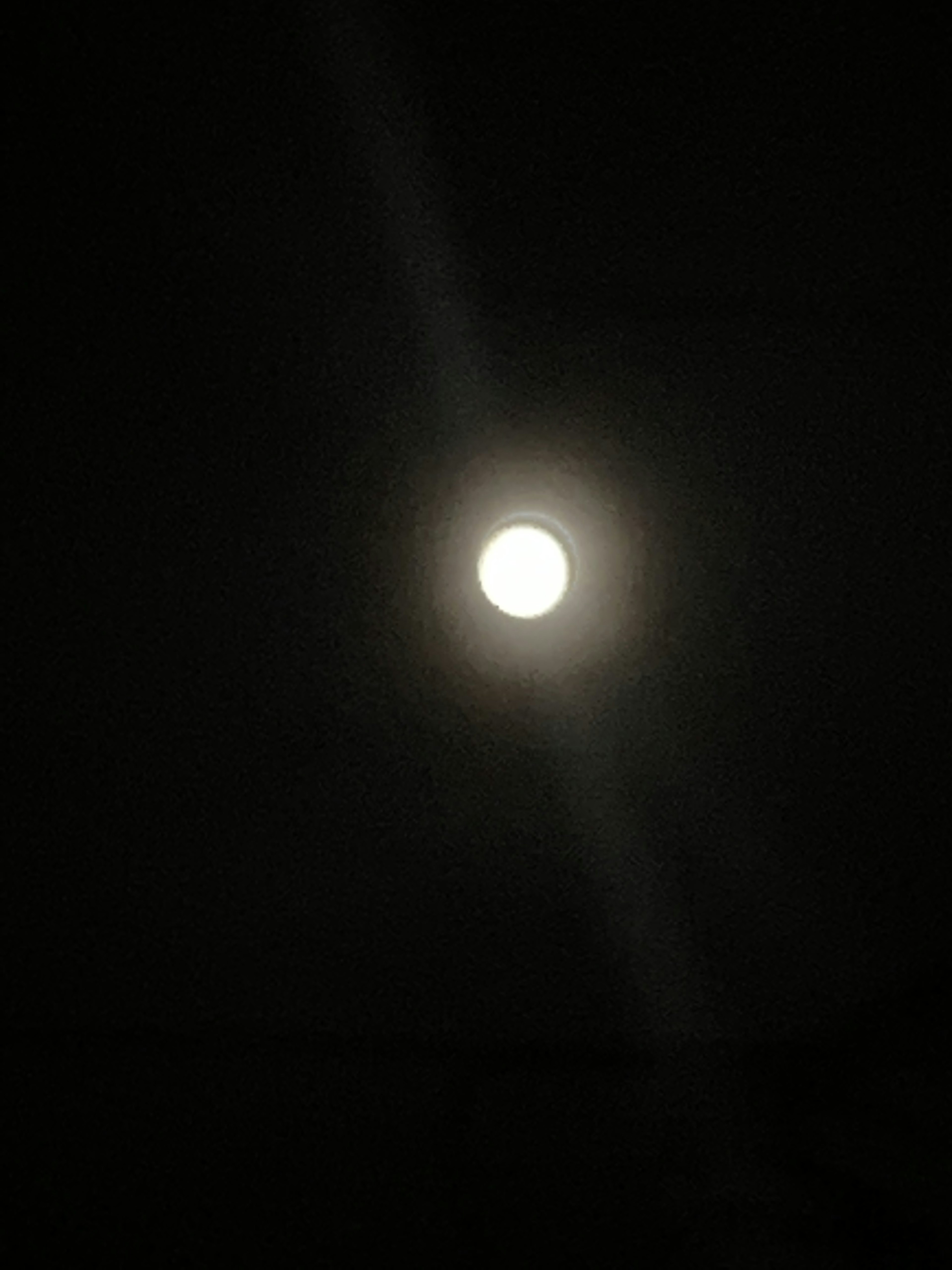 Bulan purnama cerah di langit malam dikelilingi kegelapan