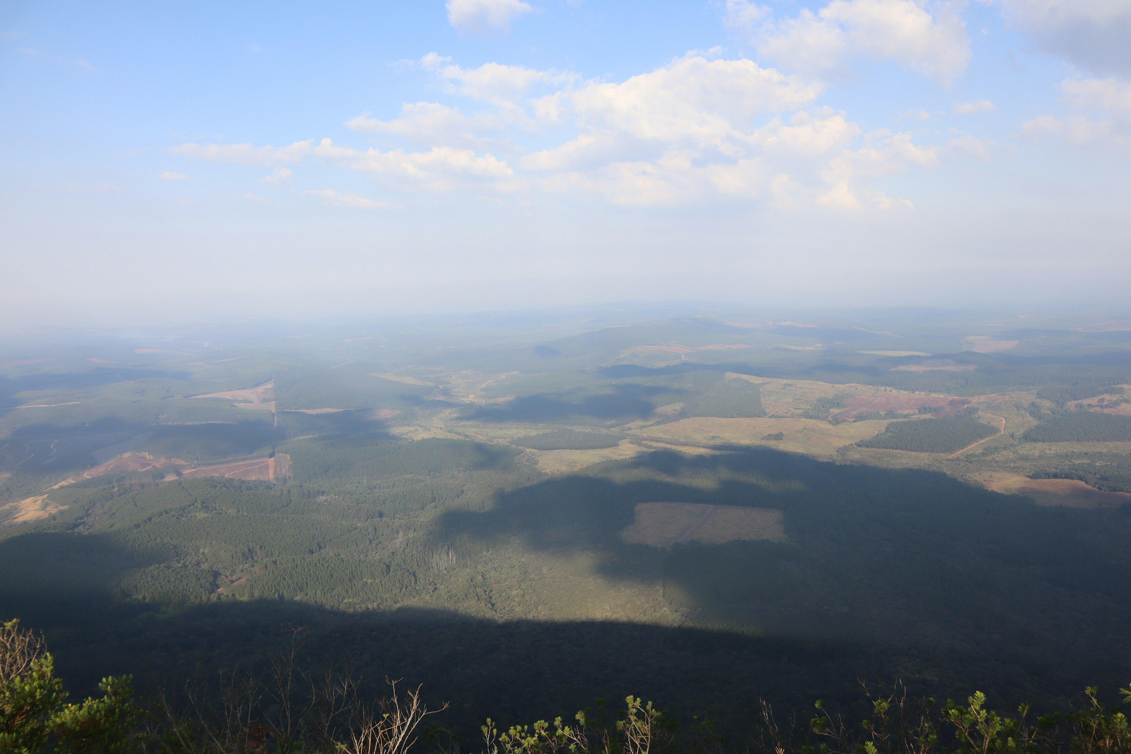 Weite Landschaftsansicht mit Wolken im blauen Himmel